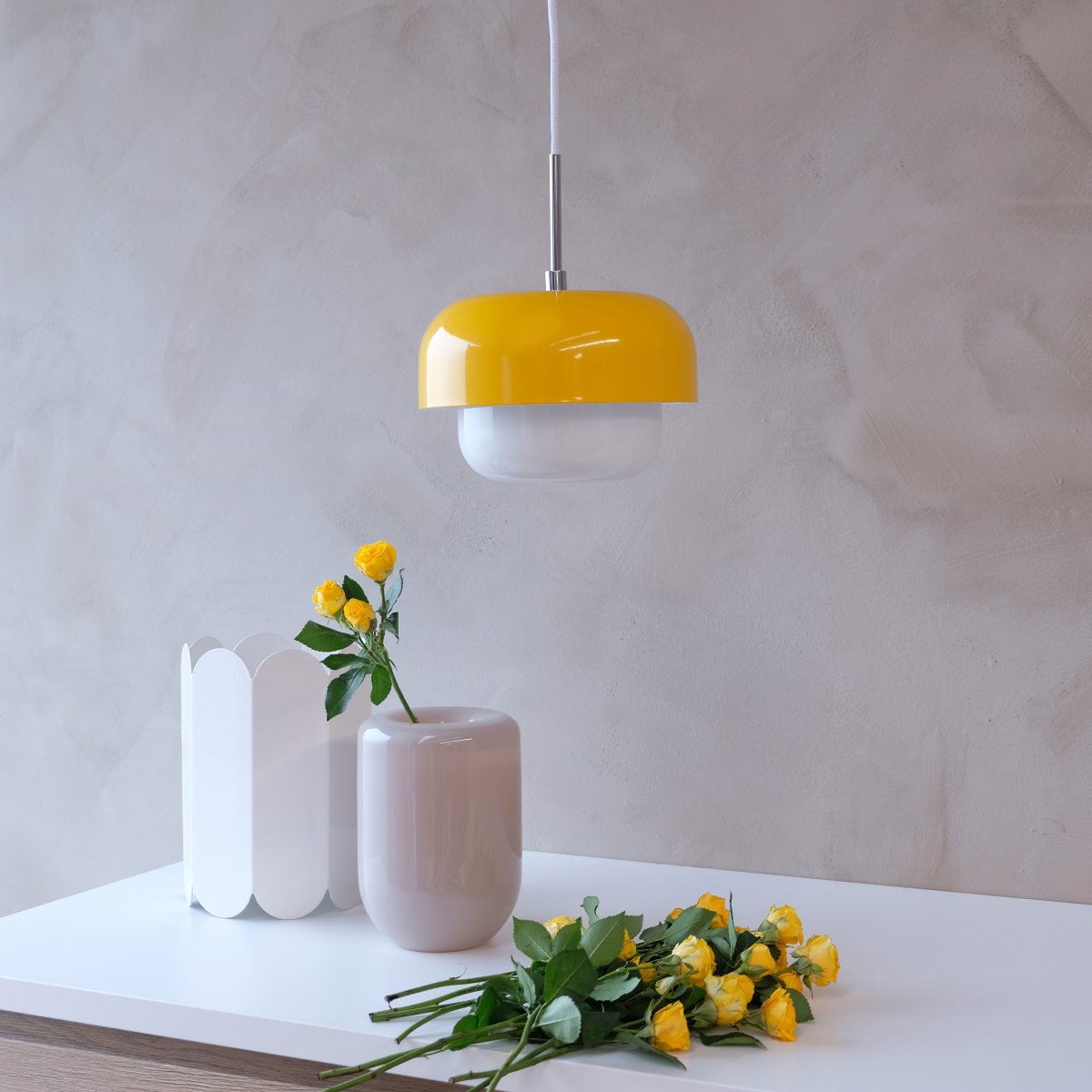 Haipot Ø23 Amarillo Lámpas de techo De Dyberg Larsen - La lámpara Haipot tiene una elegante pantalla de cristal opalino y una pantalla de metal de color amarillo brillante.