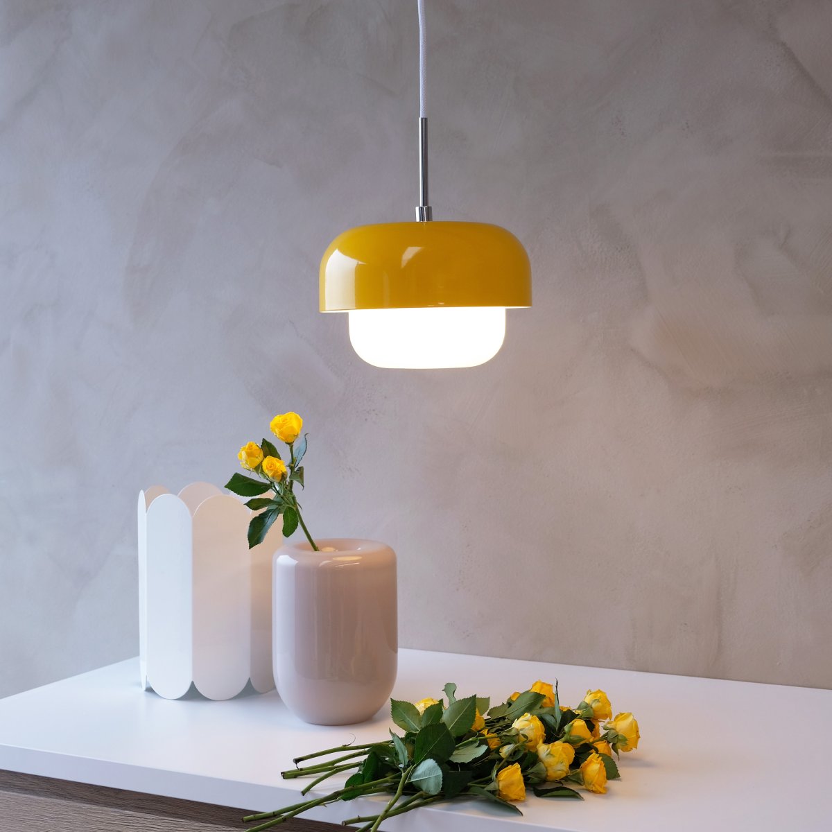 Haipot Ø23 Amarillo Lámpas de techo De Dyberg Larsen - La lámpara Haipot tiene una elegante pantalla de cristal opalino y una pantalla de metal de color amarillo brillante.