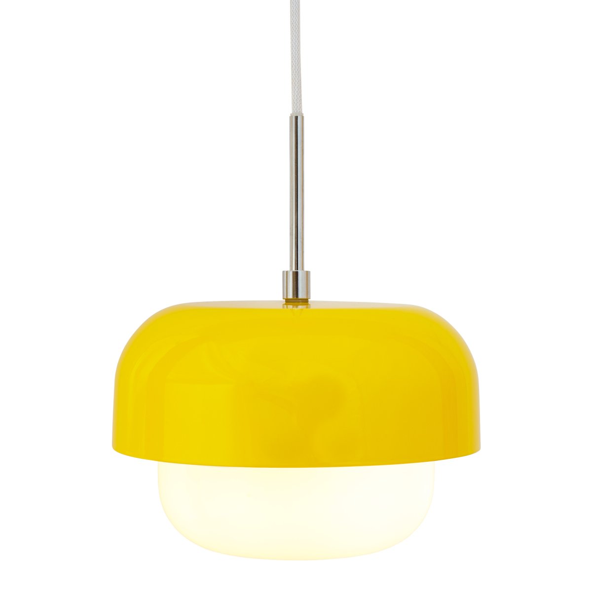 Haipot Ø23 Amarillo Lámpas de techo De Dyberg Larsen - La lámpara Haipot tiene una elegante pantalla de cristal opalino y una pantalla de metal de color amarillo brillante.