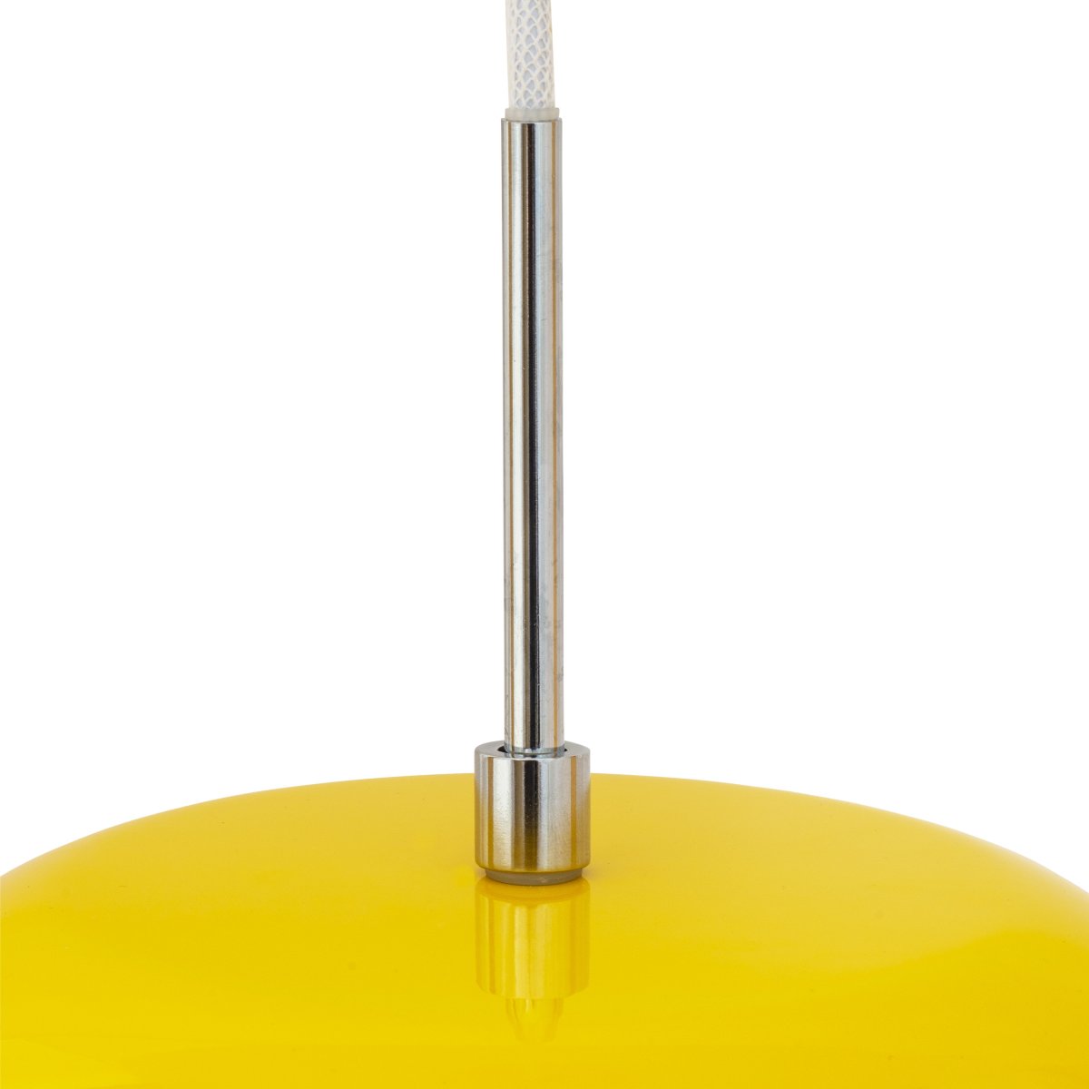 Haipot Ø23 Amarillo Lámpas de techo De Dyberg Larsen - La lámpara Haipot tiene una elegante pantalla de cristal opalino y una pantalla de metal de color amarillo brillante.