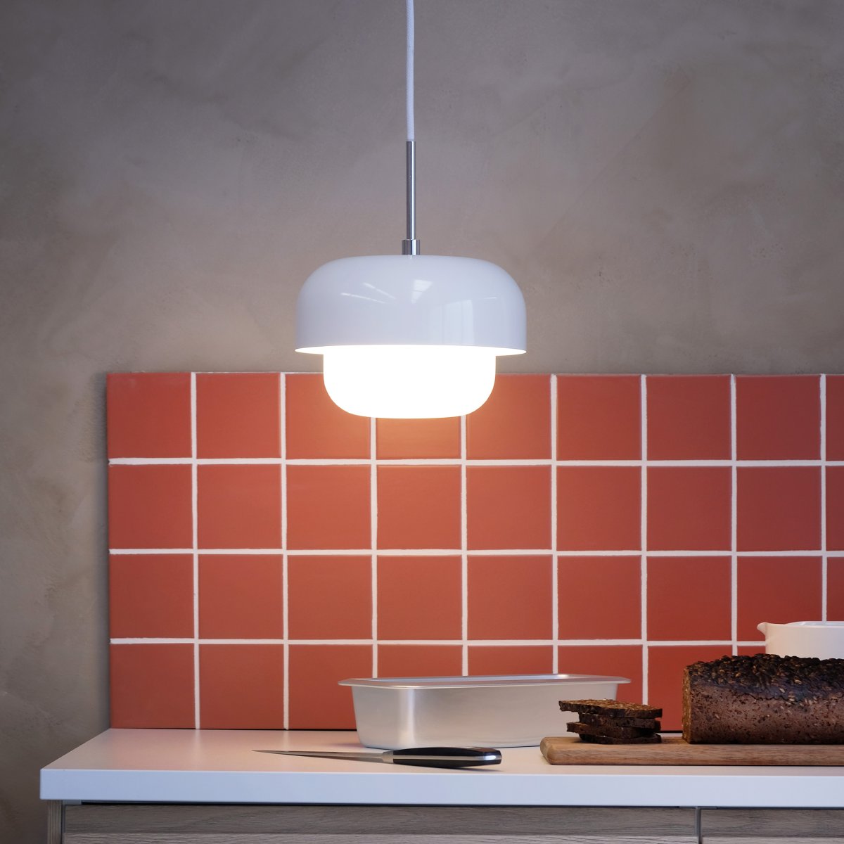 Haipot Ø23 Blanco Lámpas de techo De Dyberg Larsen - La lámpara Haipot tiene una elegante pantalla de cristal opalino y una pantalla de metal blanco.