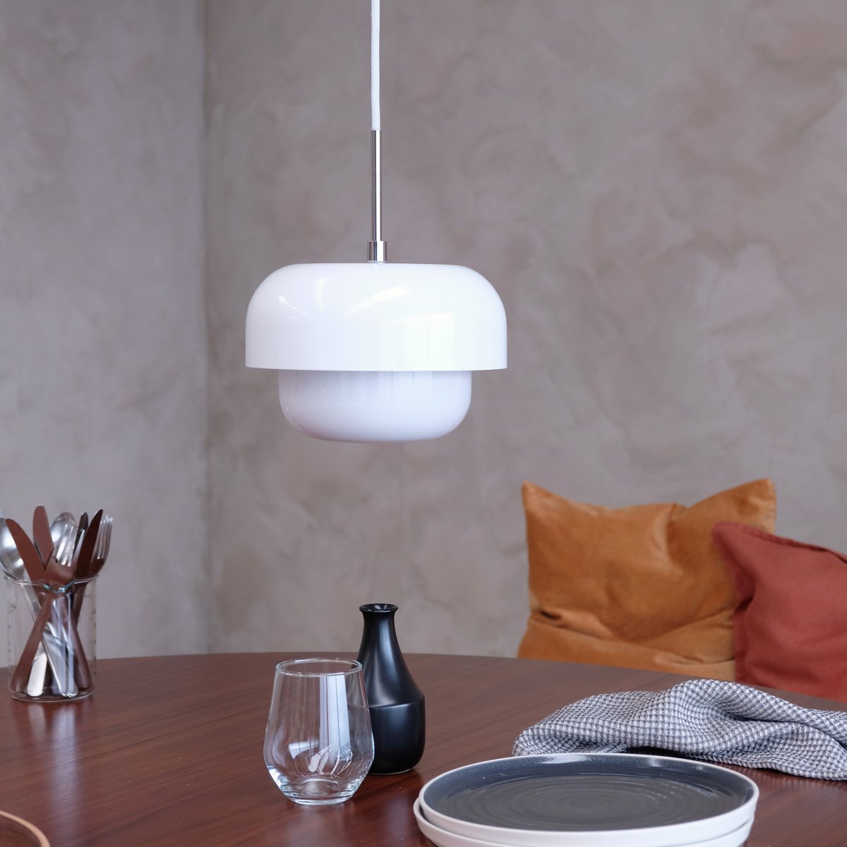 Haipot Ø23 Blanco Lámpas de techo De Dyberg Larsen - La lámpara Haipot tiene una elegante pantalla de cristal opalino y una pantalla de metal blanco.