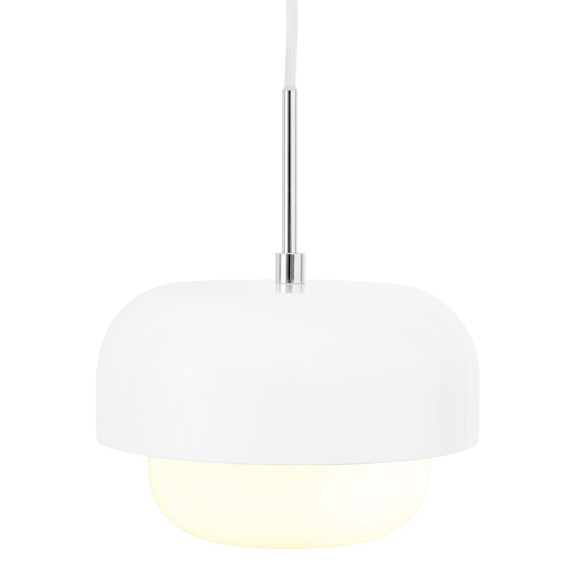 Haipot Ø23 Blanco Lámpas de techo De Dyberg Larsen - La lámpara Haipot tiene una elegante pantalla de cristal opalino y una pantalla de metal blanco.