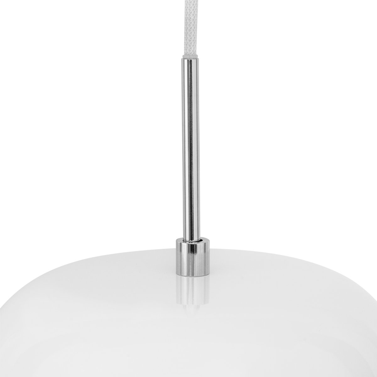Haipot Ø23 Blanco Lámpas de techo De Dyberg Larsen - La lámpara Haipot tiene una elegante pantalla de cristal opalino y una pantalla de metal blanco.