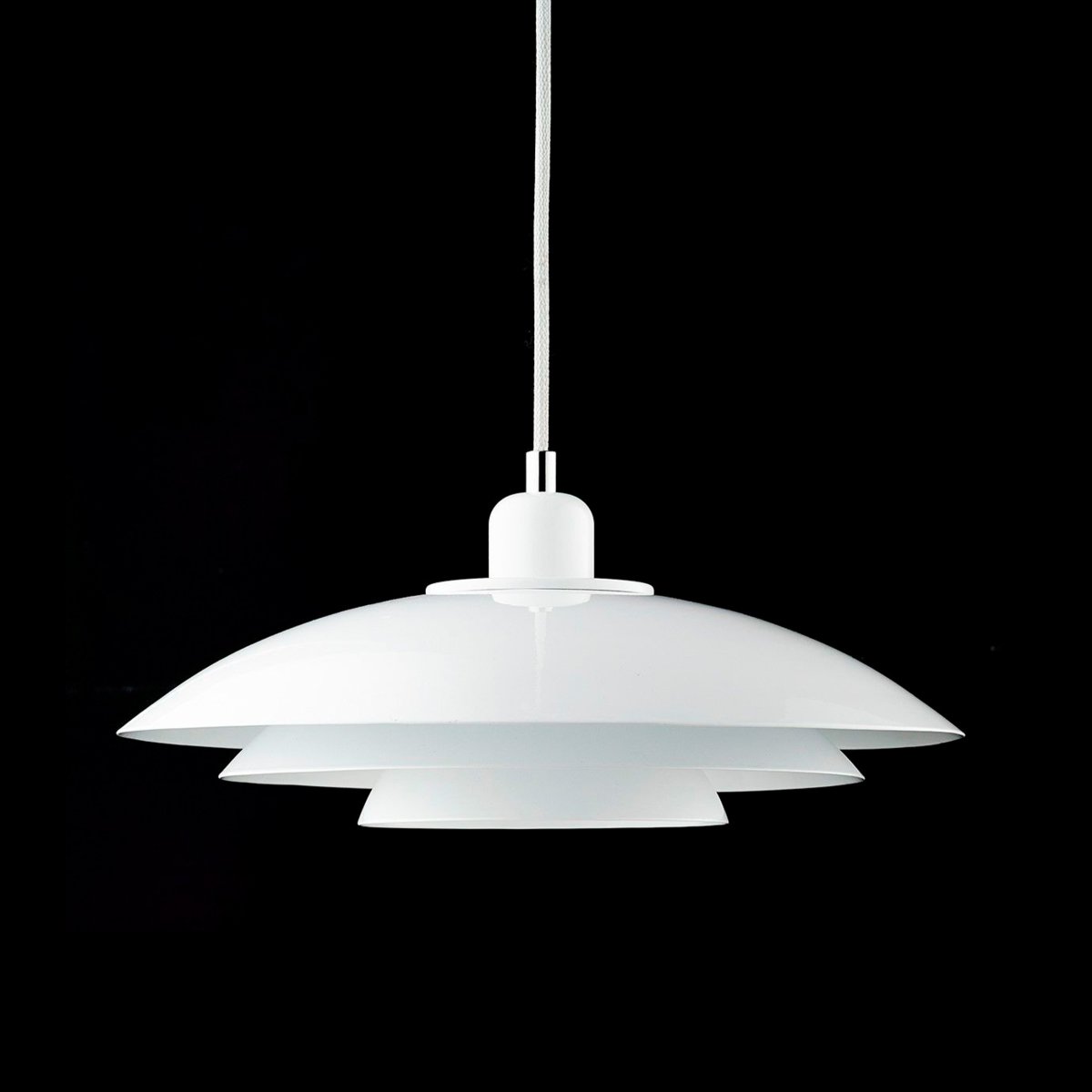 Kaje Ø40 Blanco Lámpas de techo De Dyberg Larsen - Se recomienda colocarlo encima de la mesa del comedor o de la mesa de café.