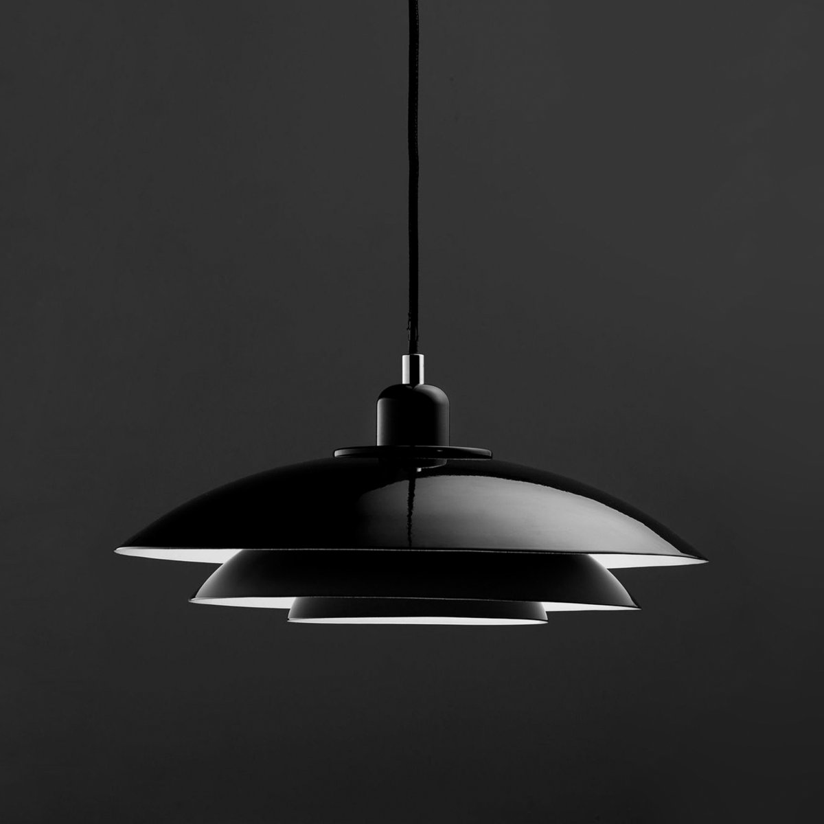 Kaje Ø40 Negro Lámpas de techo De Dyberg Larsen - Se recomienda colocarlo encima de la mesa del comedor o de la mesa de café.