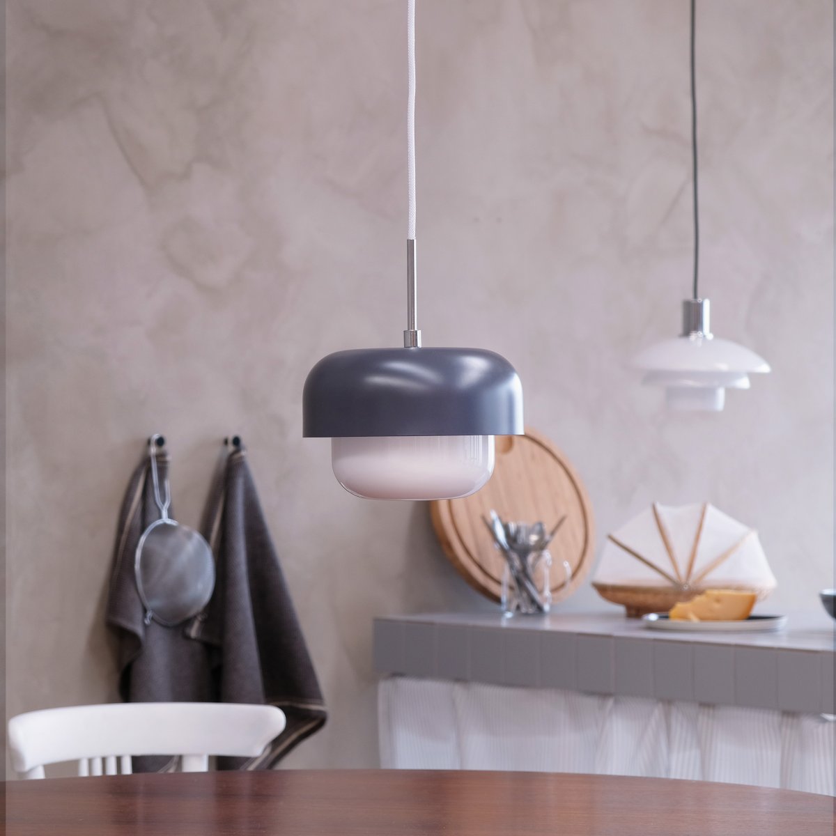 Haipot Ø23 Gris oscuro Lámpas de techo De Dyberg Larsen - La lámpara Haipot tiene una elegante pantalla de cristal opalino y un tono gris apagado.