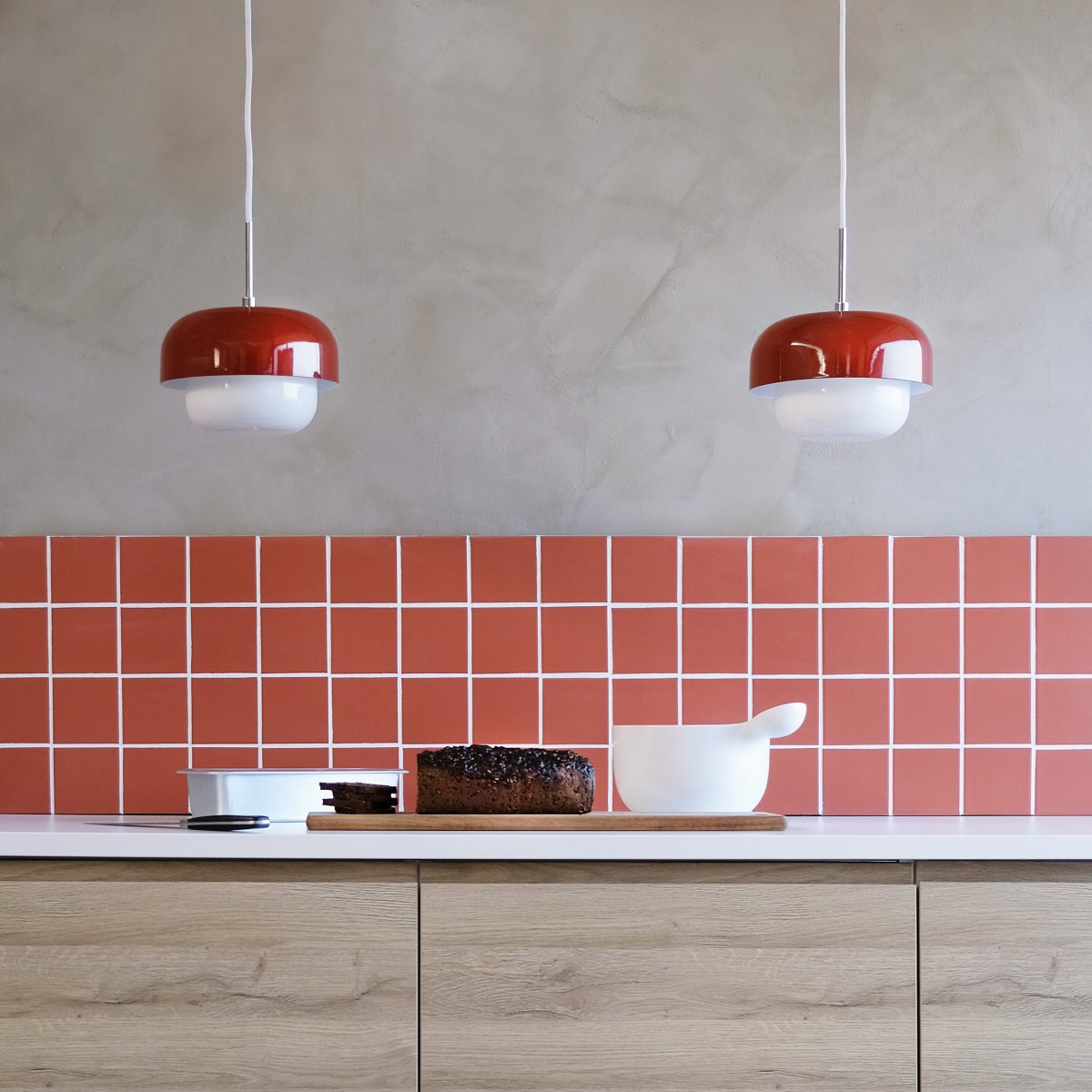 Haipot Ø23 Rojo oscuro Lámpas de techo De Dyberg Larsen - La lámpara Haipot tiene una elegante pantalla de cristal opalino y una pantalla de metal de color rojo apagado.