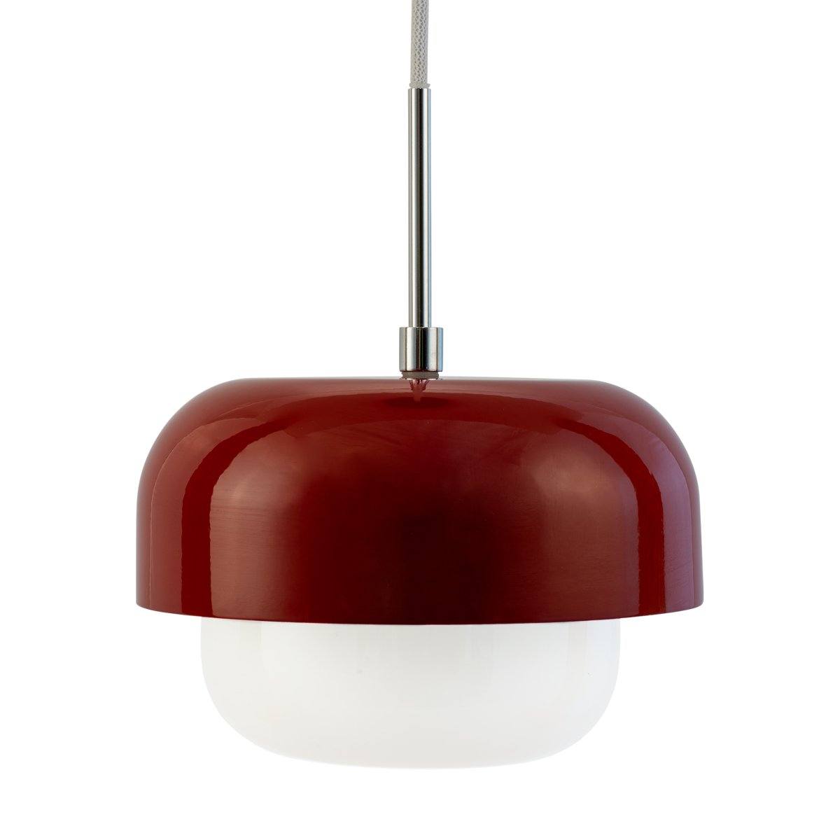 Haipot Ø23 Rojo oscuro Lámpas de techo De Dyberg Larsen - La lámpara Haipot tiene una elegante pantalla de cristal opalino y una pantalla de metal de color rojo apagado.