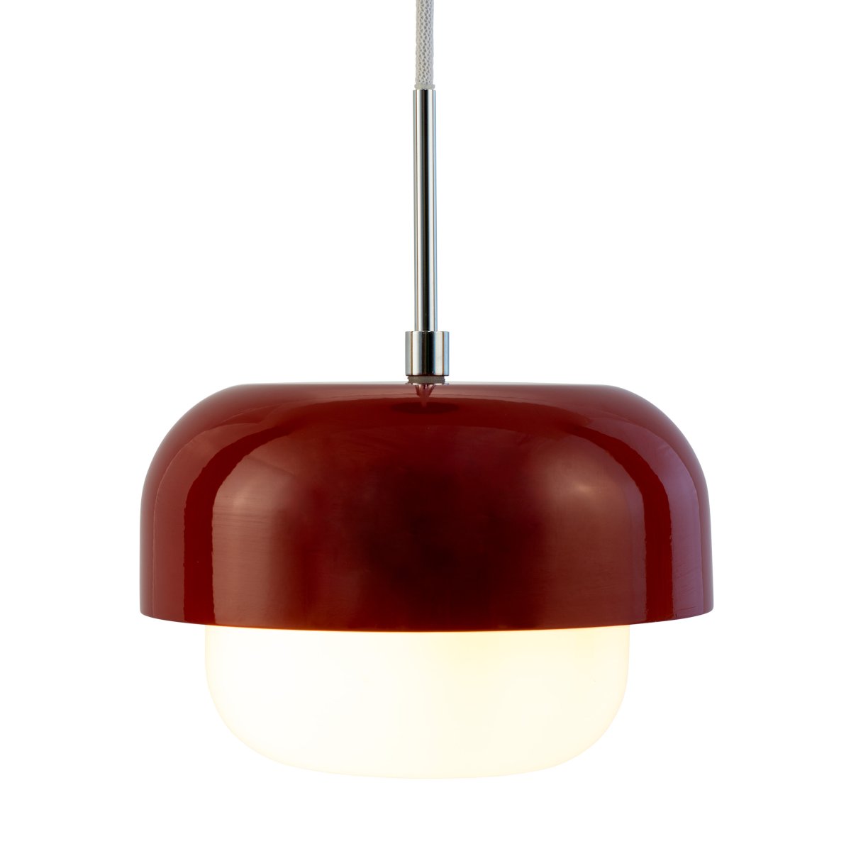 Haipot Ø23 Rojo oscuro Lámpas de techo De Dyberg Larsen - La lámpara Haipot tiene una elegante pantalla de cristal opalino y una pantalla de metal de color rojo apagado.