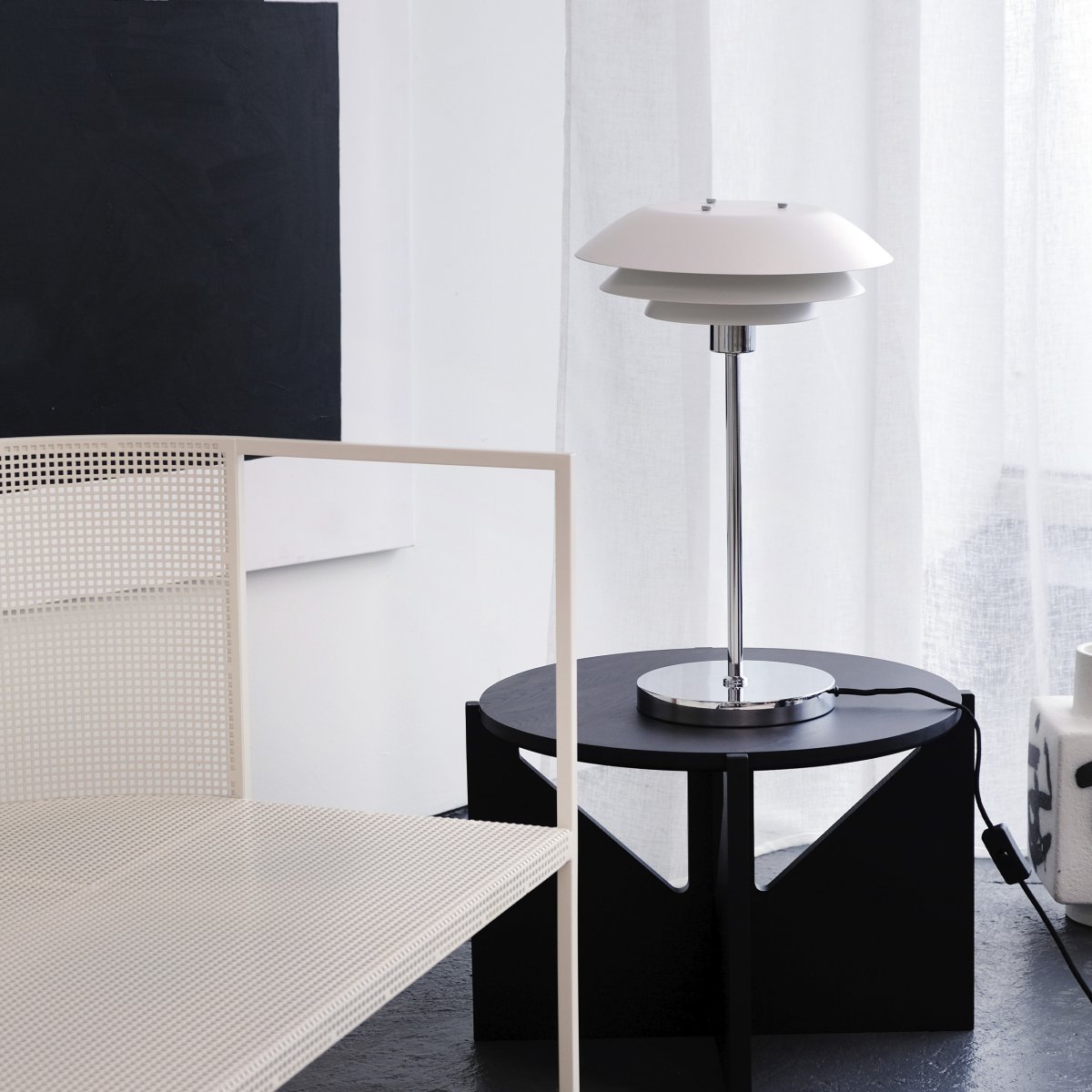 DL31 50cm Blanco lámpara de mesa De Dyberg Larsen - La lámpara de mesa es clásica y elegante en blanco combinado con metal cromado, perfecta para un rincón oscuro de la casa, en la ventana o como un elegante detalle de decoración en sí mismo.