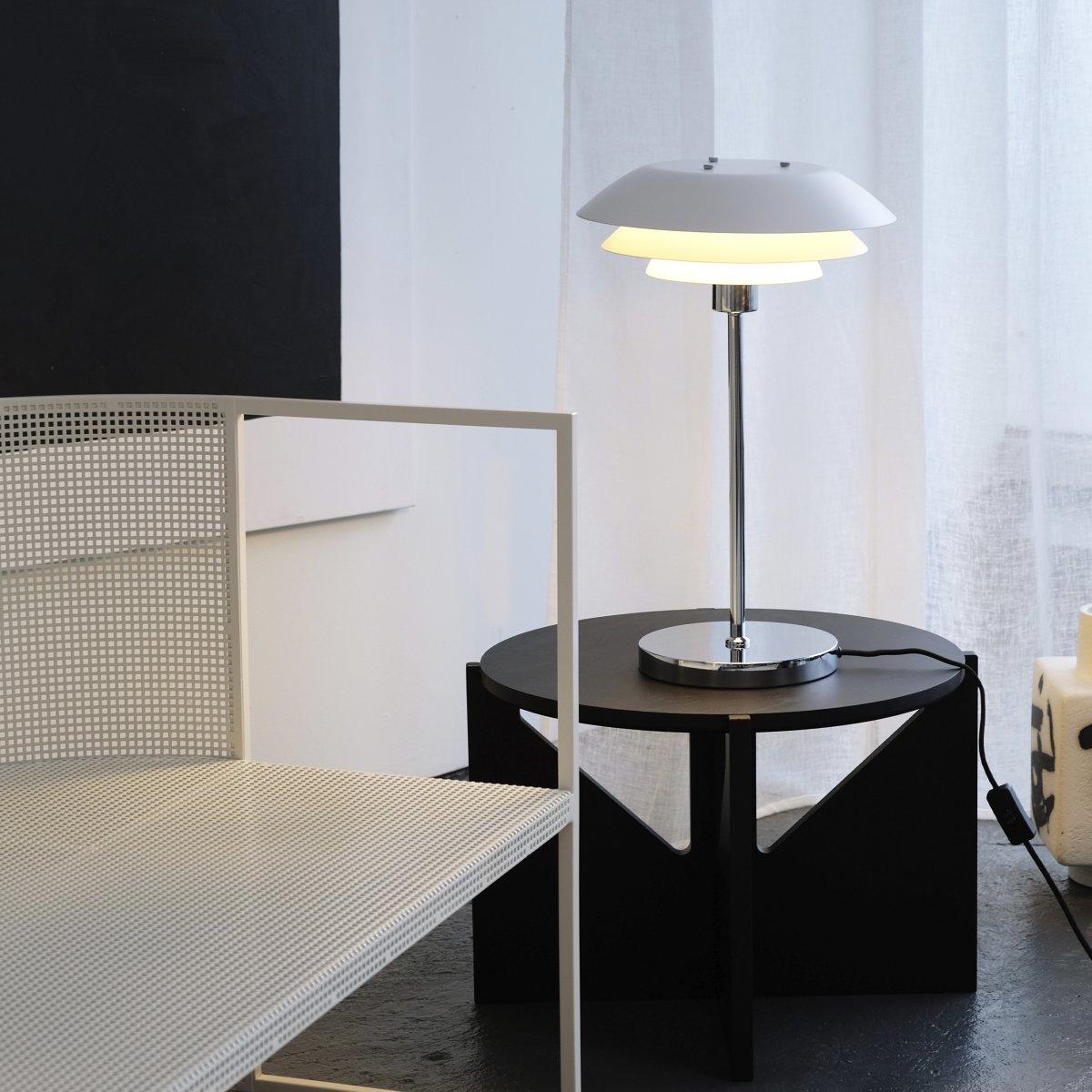 DL31 50cm Blanco lámpara de mesa De Dyberg Larsen - La lámpara de mesa es clásica y elegante en blanco combinado con metal cromado, perfecta para un rincón oscuro de la casa, en la ventana o como un elegante detalle de decoración en sí mismo.