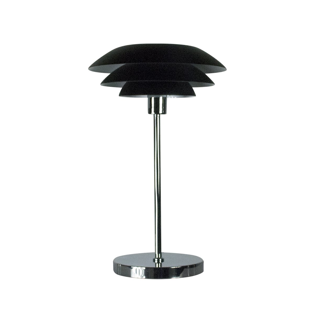 DL31 50cm Negro lámpara de mesa De Dyberg Larsen - La l&aacute;mpara de mesa es cl&aacute;sica y dram&aacute;tica en negro combinado con metal cromado, perfecta para un rinc&oacute;n oscuro de la casa, en la ventana o como un elegante detalle de decoraci&oacute;n en s&iacute; mismo.