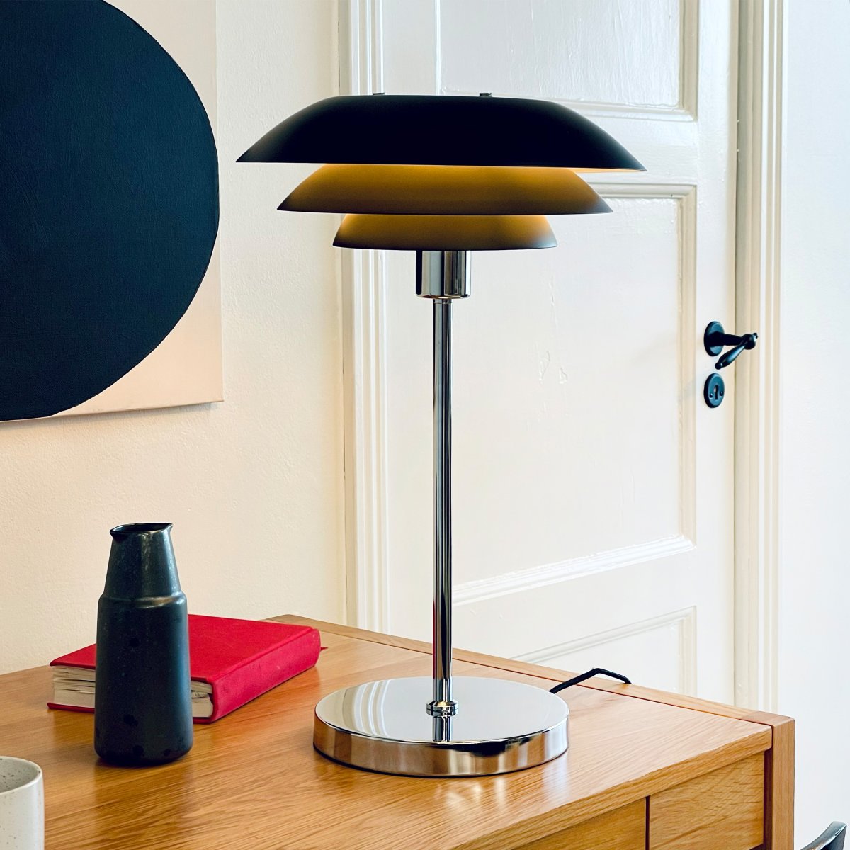 DL31 50cm Negro lámpara de mesa De Dyberg Larsen - La l&aacute;mpara de mesa es cl&aacute;sica y dram&aacute;tica en negro combinado con metal cromado, perfecta para un rinc&oacute;n oscuro de la casa, en la ventana o como un elegante detalle de decoraci&oacute;n en s&iacute; mismo.