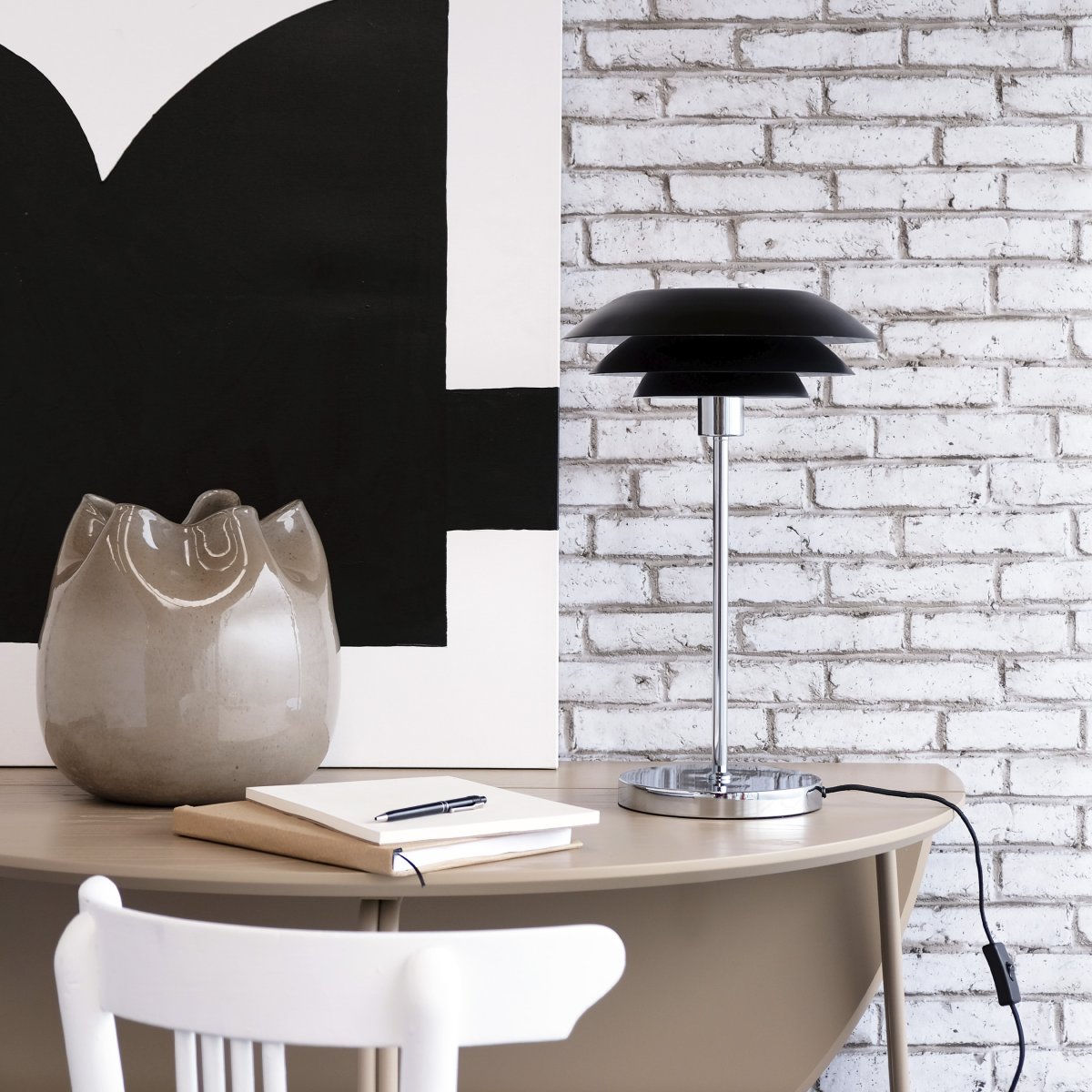 DL31 50cm Negro lámpara de mesa De Dyberg Larsen - La l&aacute;mpara de mesa es cl&aacute;sica y dram&aacute;tica en negro combinado con metal cromado, perfecta para un rinc&oacute;n oscuro de la casa, en la ventana o como un elegante detalle de decoraci&oacute;n en s&iacute; mismo.