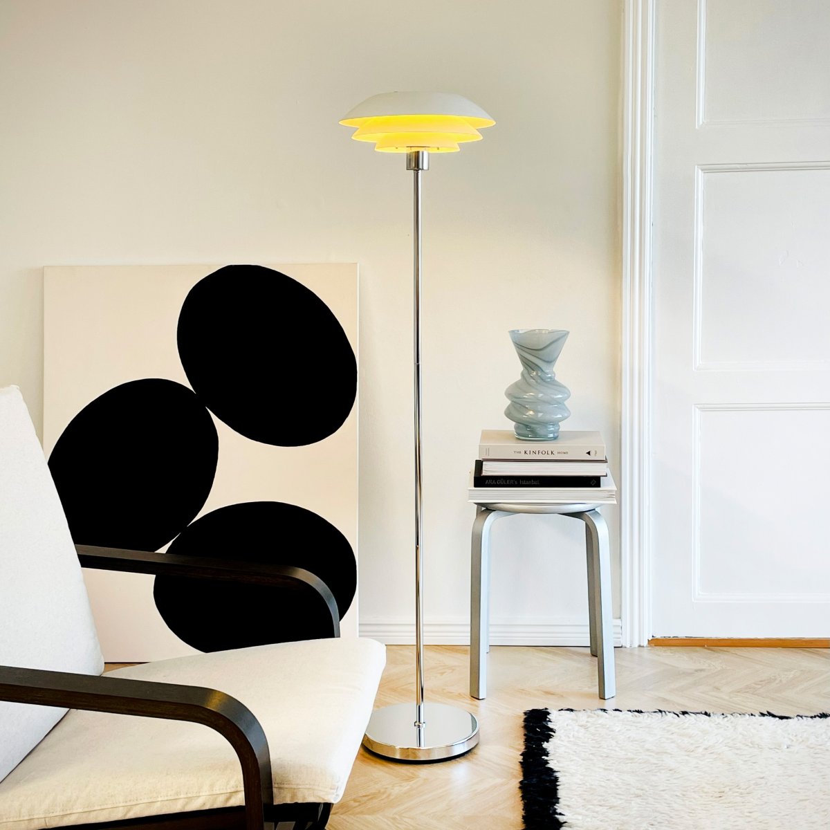 DL31 Blanco lámpara de pie De Dyberg Larsen - La l&aacute;mpara de pie es cl&aacute;sica y elegante en blanco combinado con metal cromado, perfecta para un rinc&oacute;n oscuro de la casa, junto al sof&aacute; o como un elegante detalle de decoraci&oacute;n en s&iacute; mismo.