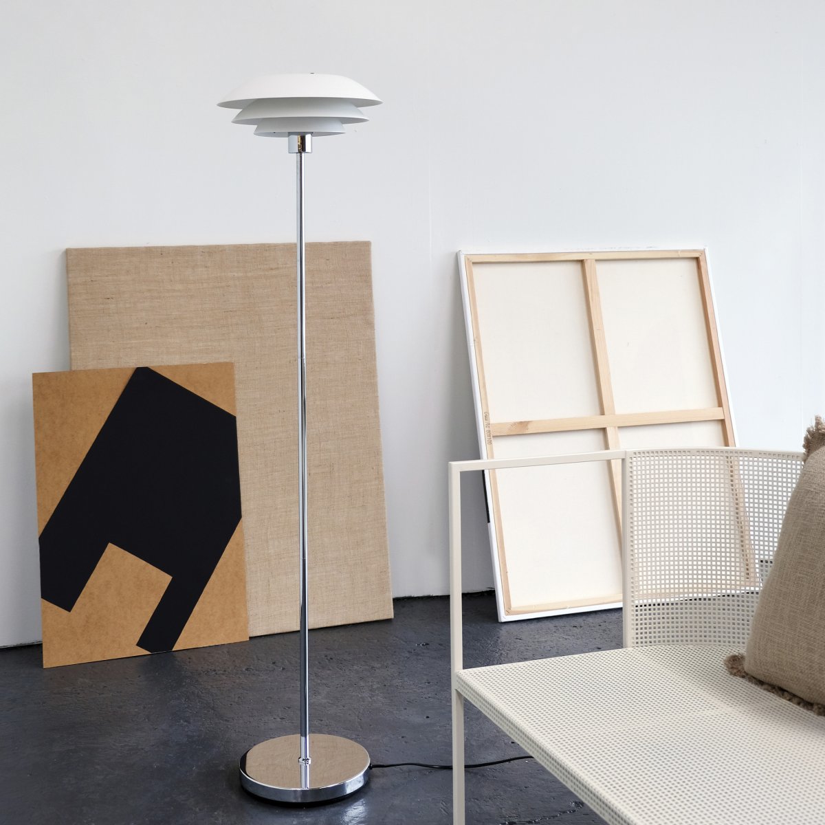 DL31 Blanco lámpara de pie De Dyberg Larsen - La l&aacute;mpara de pie es cl&aacute;sica y elegante en blanco combinado con metal cromado, perfecta para un rinc&oacute;n oscuro de la casa, junto al sof&aacute; o como un elegante detalle de decoraci&oacute;n en s&iacute; mismo.