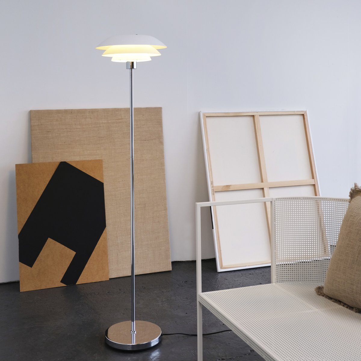 DL31 Blanco lámpara de pie De Dyberg Larsen - La l&aacute;mpara de pie es cl&aacute;sica y elegante en blanco combinado con metal cromado, perfecta para un rinc&oacute;n oscuro de la casa, junto al sof&aacute; o como un elegante detalle de decoraci&oacute;n en s&iacute; mismo.
