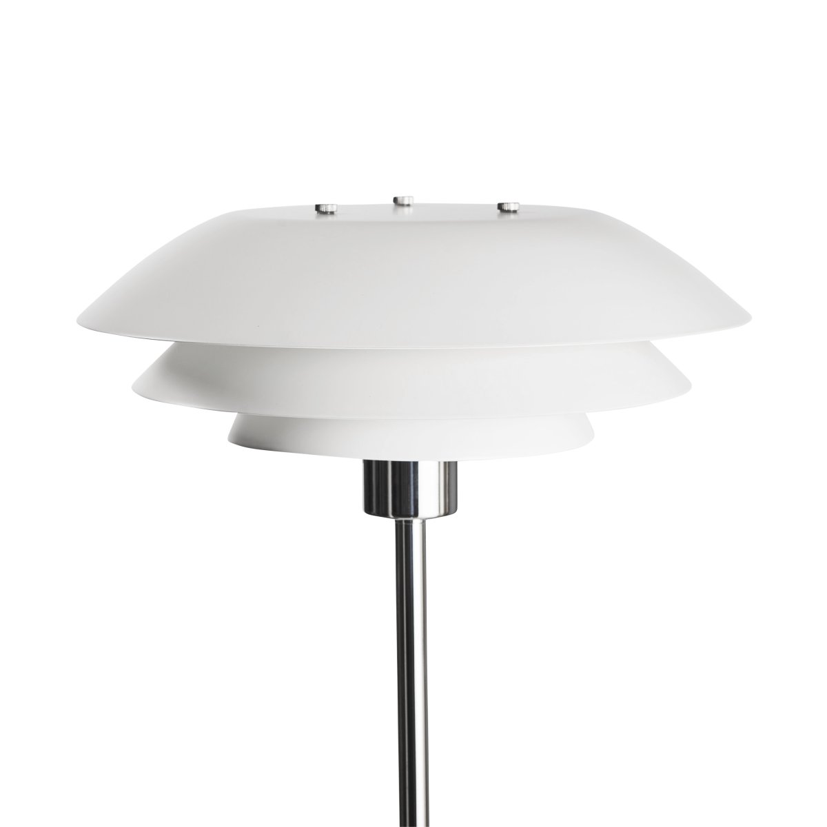 DL31 Blanco lámpara de pie De Dyberg Larsen - La l&aacute;mpara de pie es cl&aacute;sica y elegante en blanco combinado con metal cromado, perfecta para un rinc&oacute;n oscuro de la casa, junto al sof&aacute; o como un elegante detalle de decoraci&oacute;n en s&iacute; mismo.