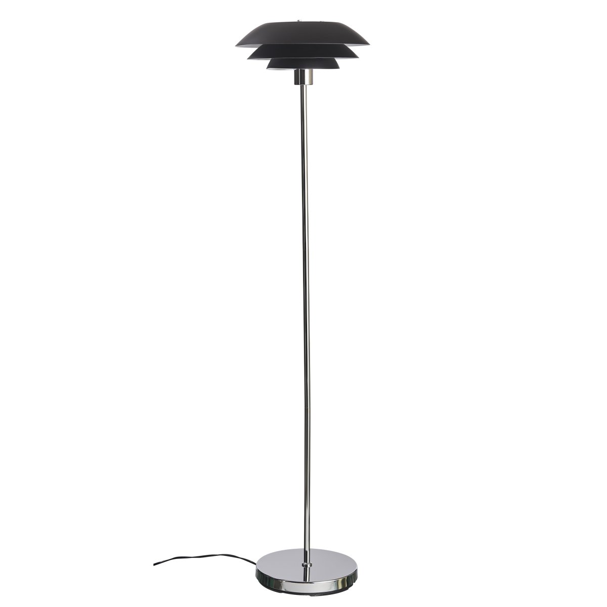 DL31 Negro lámpara de pie De Dyberg Larsen - La l&aacute;mpara de pie es cl&aacute;sica y dram&aacute;tica en negro combinado con metal cromado, perfecta para un rinc&oacute;n oscuro de la casa, junto al sof&aacute; o como un elegante detalle de decoraci&oacute;n por derecho propio.