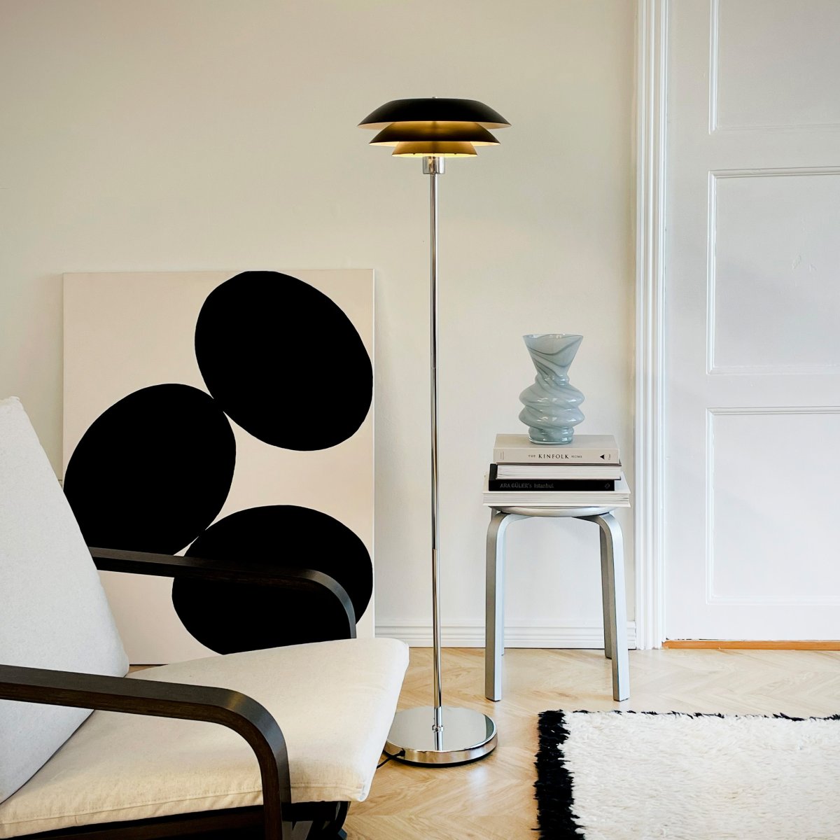 DL31 Negro lámpara de pie De Dyberg Larsen - La l&aacute;mpara de pie es cl&aacute;sica y dram&aacute;tica en negro combinado con metal cromado, perfecta para un rinc&oacute;n oscuro de la casa, junto al sof&aacute; o como un elegante detalle de decoraci&oacute;n por derecho propio.