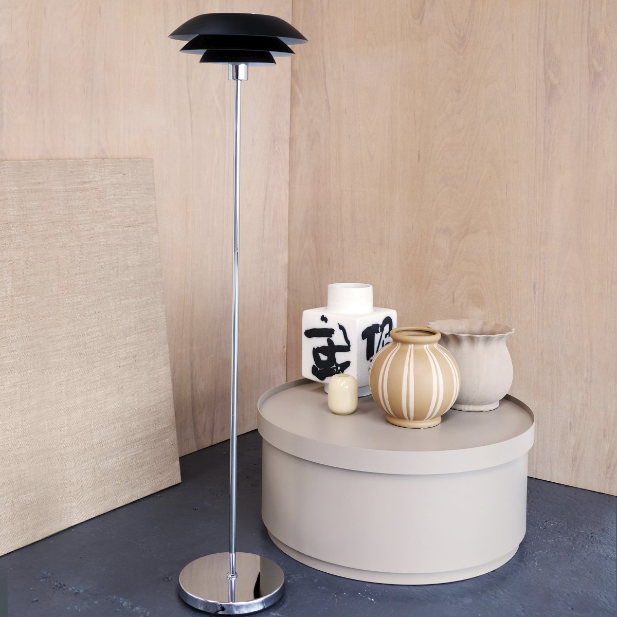 DL31 Negro lámpara de pie De Dyberg Larsen - La l&aacute;mpara de pie es cl&aacute;sica y dram&aacute;tica en negro combinado con metal cromado, perfecta para un rinc&oacute;n oscuro de la casa, junto al sof&aacute; o como un elegante detalle de decoraci&oacute;n por derecho propio.