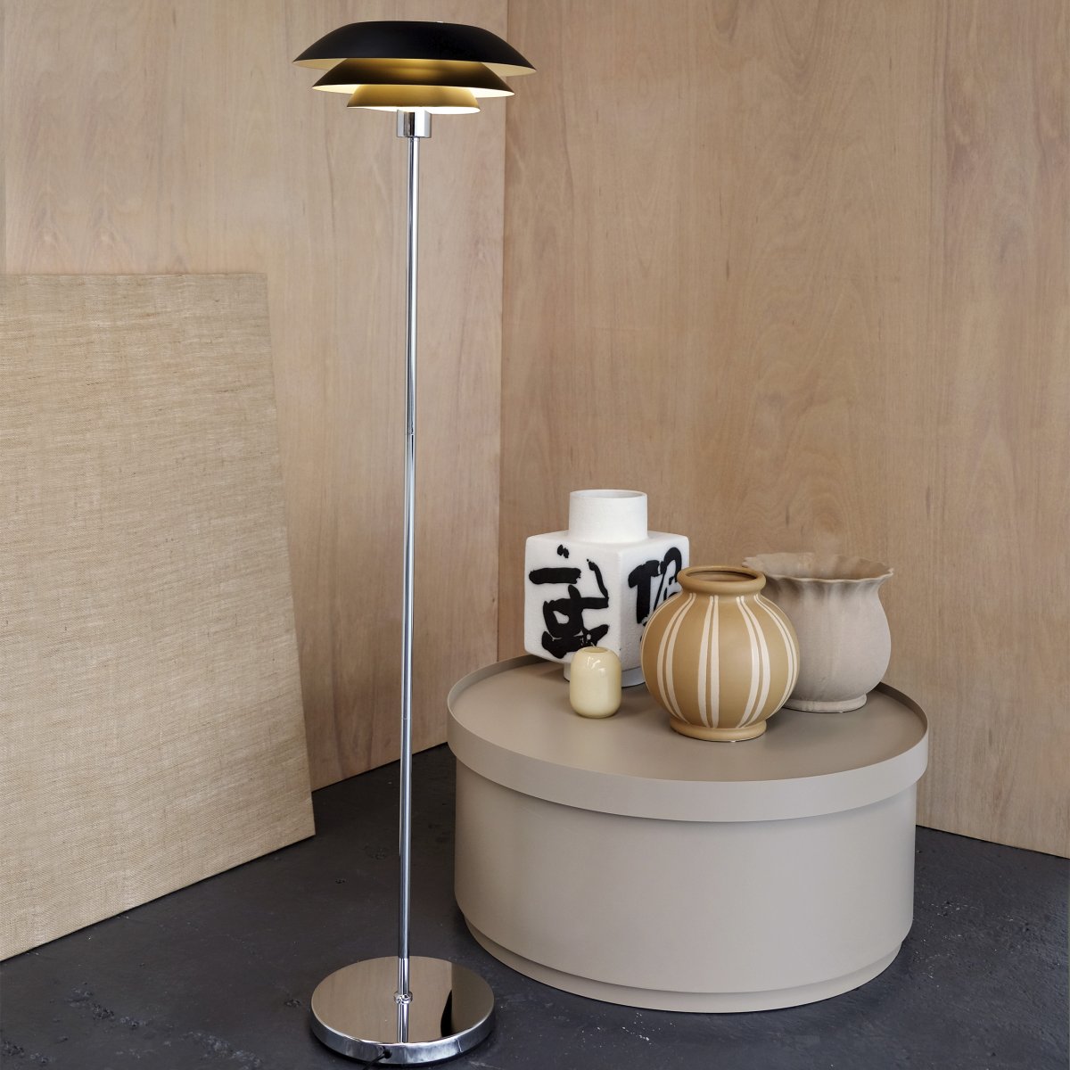 DL31 Negro lámpara de pie De Dyberg Larsen - La l&aacute;mpara de pie es cl&aacute;sica y dram&aacute;tica en negro combinado con metal cromado, perfecta para un rinc&oacute;n oscuro de la casa, junto al sof&aacute; o como un elegante detalle de decoraci&oacute;n por derecho propio.