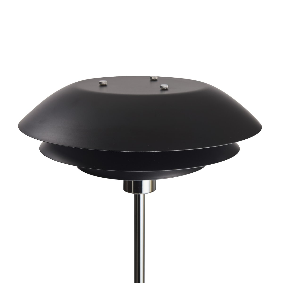 DL31 Negro lámpara de pie De Dyberg Larsen - La l&aacute;mpara de pie es cl&aacute;sica y dram&aacute;tica en negro combinado con metal cromado, perfecta para un rinc&oacute;n oscuro de la casa, junto al sof&aacute; o como un elegante detalle de decoraci&oacute;n por derecho propio.