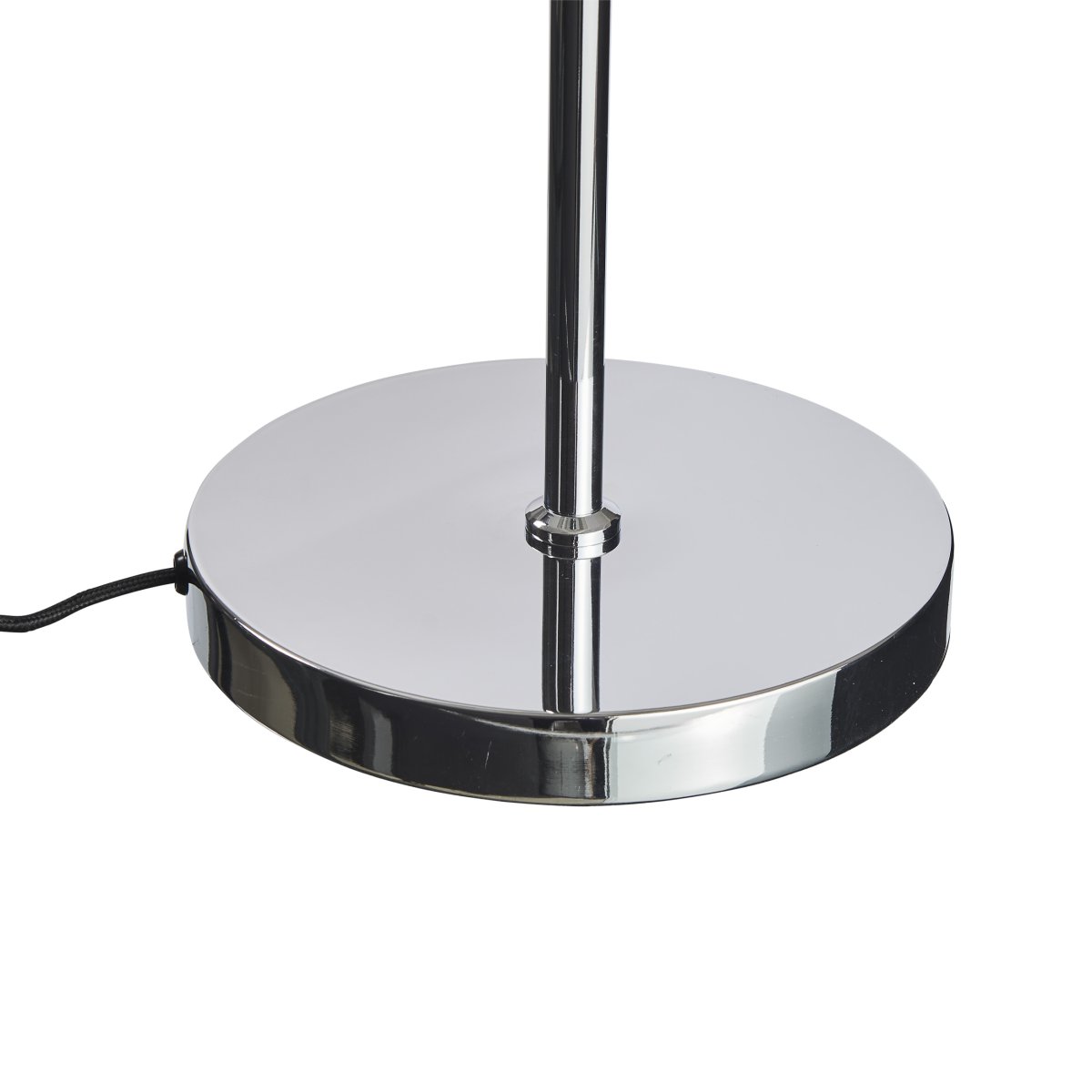 DL31 Negro lámpara de pie De Dyberg Larsen - La l&aacute;mpara de pie es cl&aacute;sica y dram&aacute;tica en negro combinado con metal cromado, perfecta para un rinc&oacute;n oscuro de la casa, junto al sof&aacute; o como un elegante detalle de decoraci&oacute;n por derecho propio.