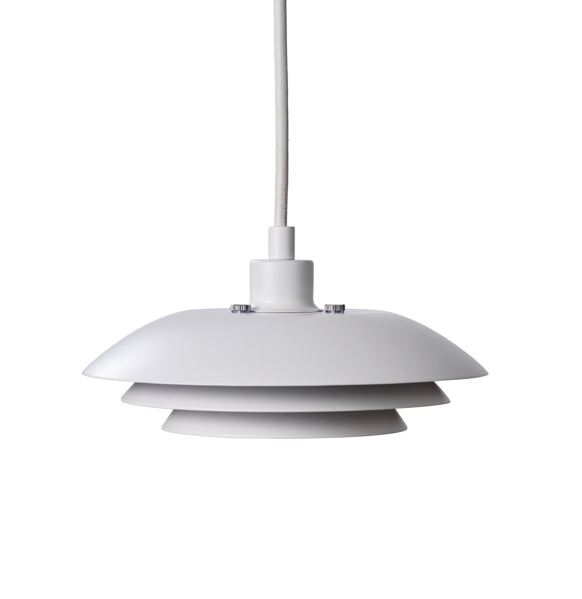 DL20 Ø20 Blanco Lámpas de techo De Dyberg Larsen - Con sus tres pantallas, las l&aacute;mparas tienen la misma expresi&oacute;n simple y cl&aacute;sica, pero con un di&aacute;metro de 20 cm son f&aacute;ciles de instalar y encajar en diferentes ambientes.