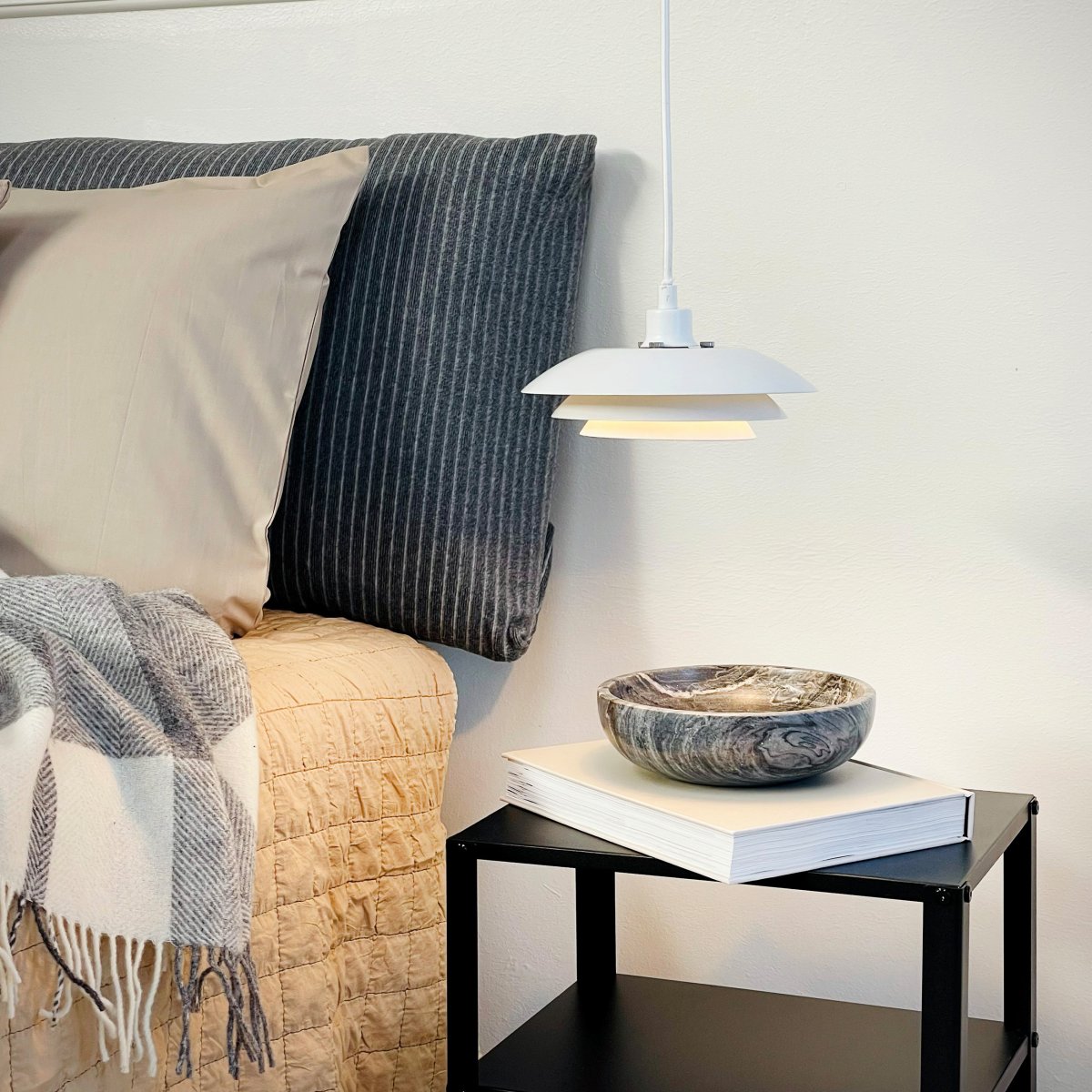 DL20 Ø20 Blanco Lámpas de techo De Dyberg Larsen - Con sus tres pantallas, las l&aacute;mparas tienen la misma expresi&oacute;n simple y cl&aacute;sica, pero con un di&aacute;metro de 20 cm son f&aacute;ciles de instalar y encajar en diferentes ambientes.