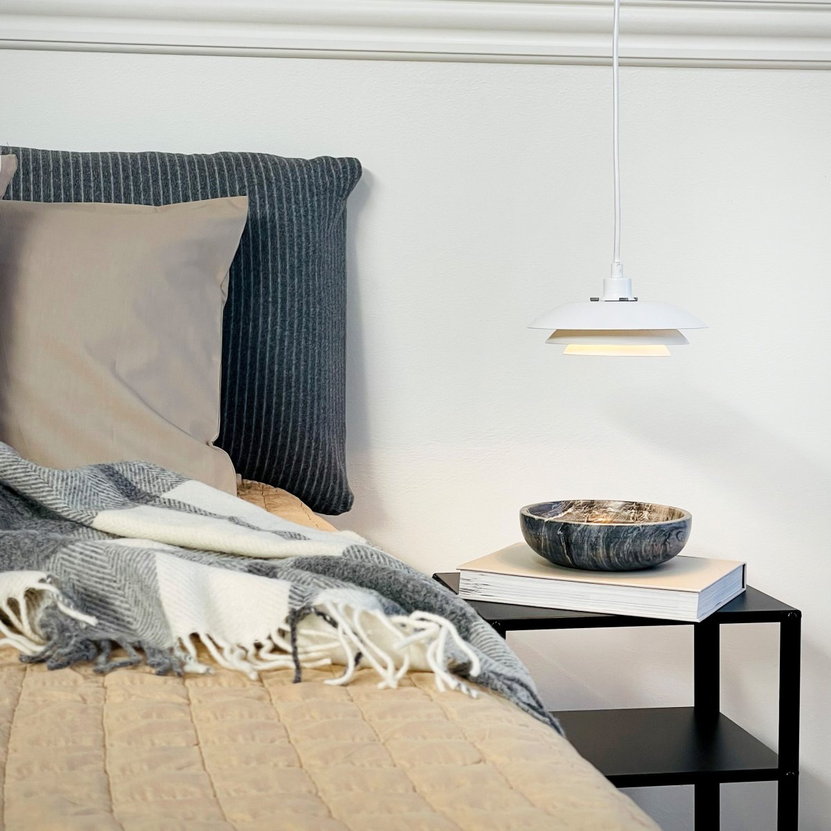 DL20 Ø20 Blanco Lámpas de techo De Dyberg Larsen - Con sus tres pantallas, las l&aacute;mparas tienen la misma expresi&oacute;n simple y cl&aacute;sica, pero con un di&aacute;metro de 20 cm son f&aacute;ciles de instalar y encajar en diferentes ambientes.