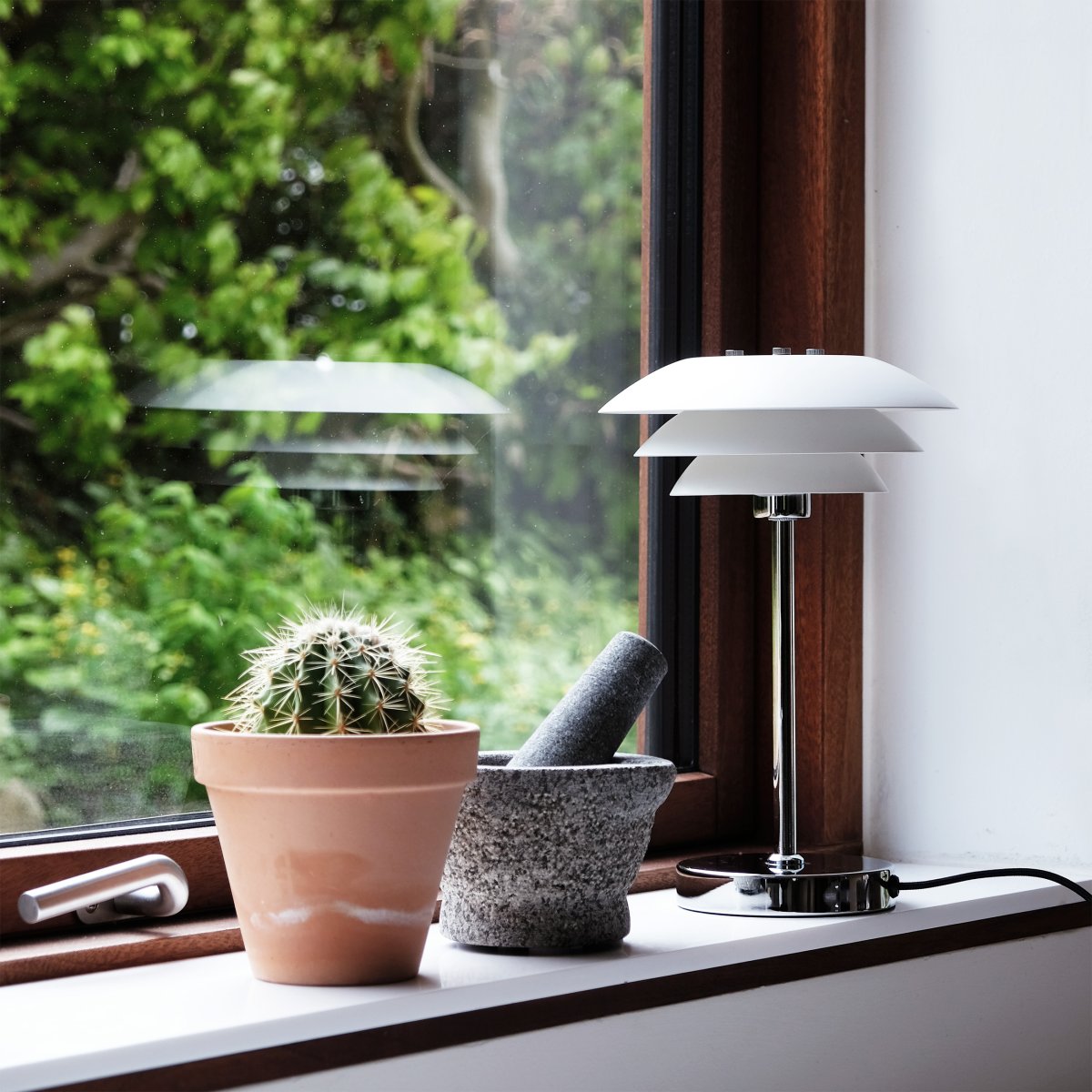 DL20 30cm Blanco lámpara de mesa De Dyberg Larsen - La l&aacute;mpara de mesa DL20 con base de metal cromado y pantallas de metal blanco es una l&aacute;mpara elegante que encaja a la perfecci&oacute;n.