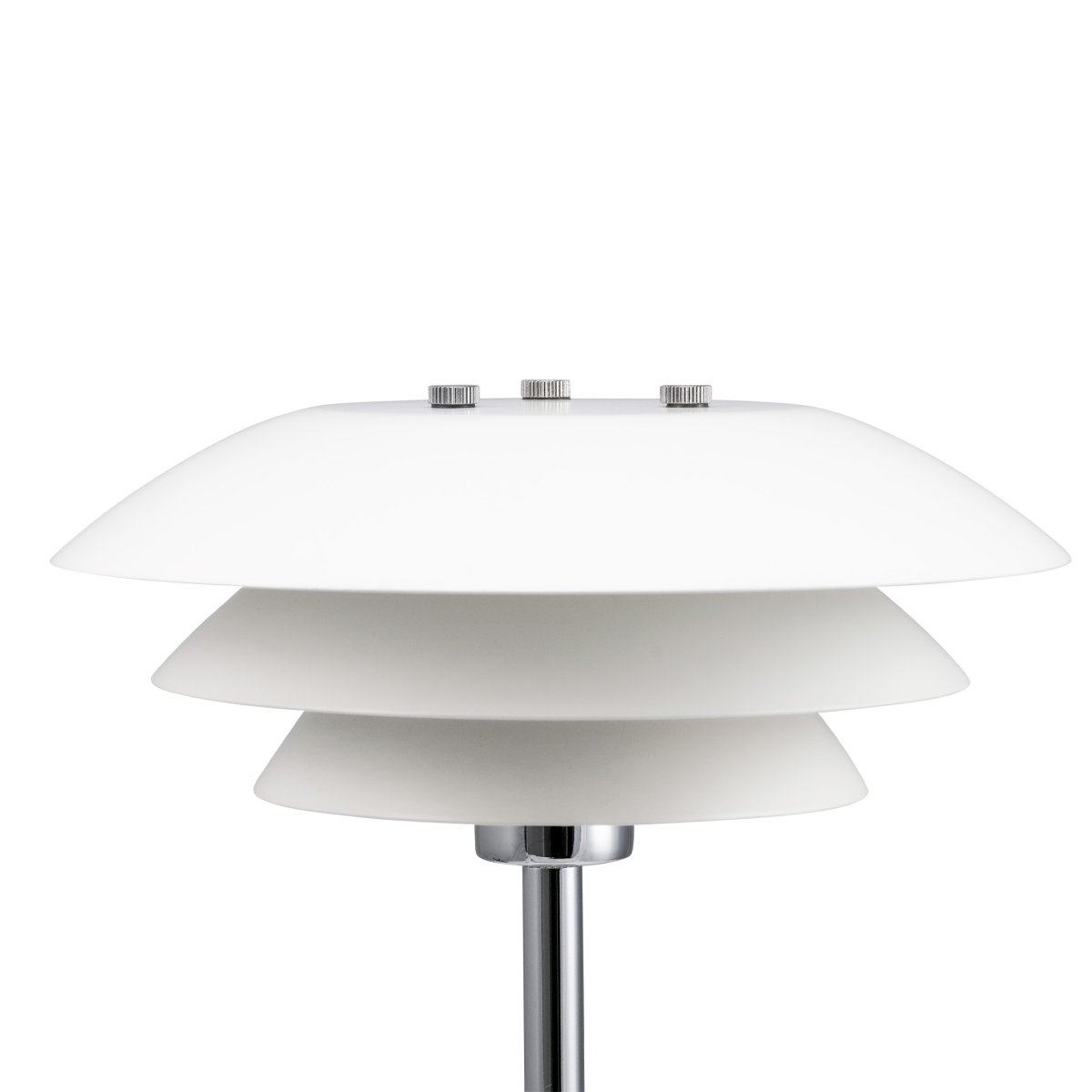 DL20 30cm Blanco lámpara de mesa De Dyberg Larsen - La l&aacute;mpara de mesa DL20 con base de metal cromado y pantallas de metal blanco es una l&aacute;mpara elegante que encaja a la perfecci&oacute;n.