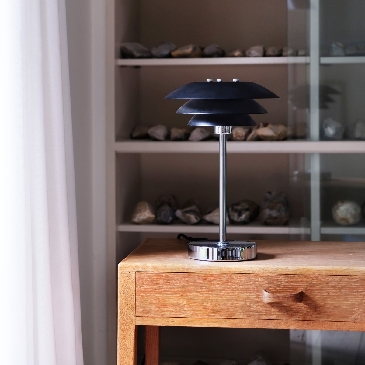 DL20 30cm Negro lámpara de mesa De Dyberg Larsen - La l&aacute;mpara de mesa DL20 con base de metal cromado y pantallas de metal negro es una l&aacute;mpara elegante que encaja a la perfecci&oacute;n.