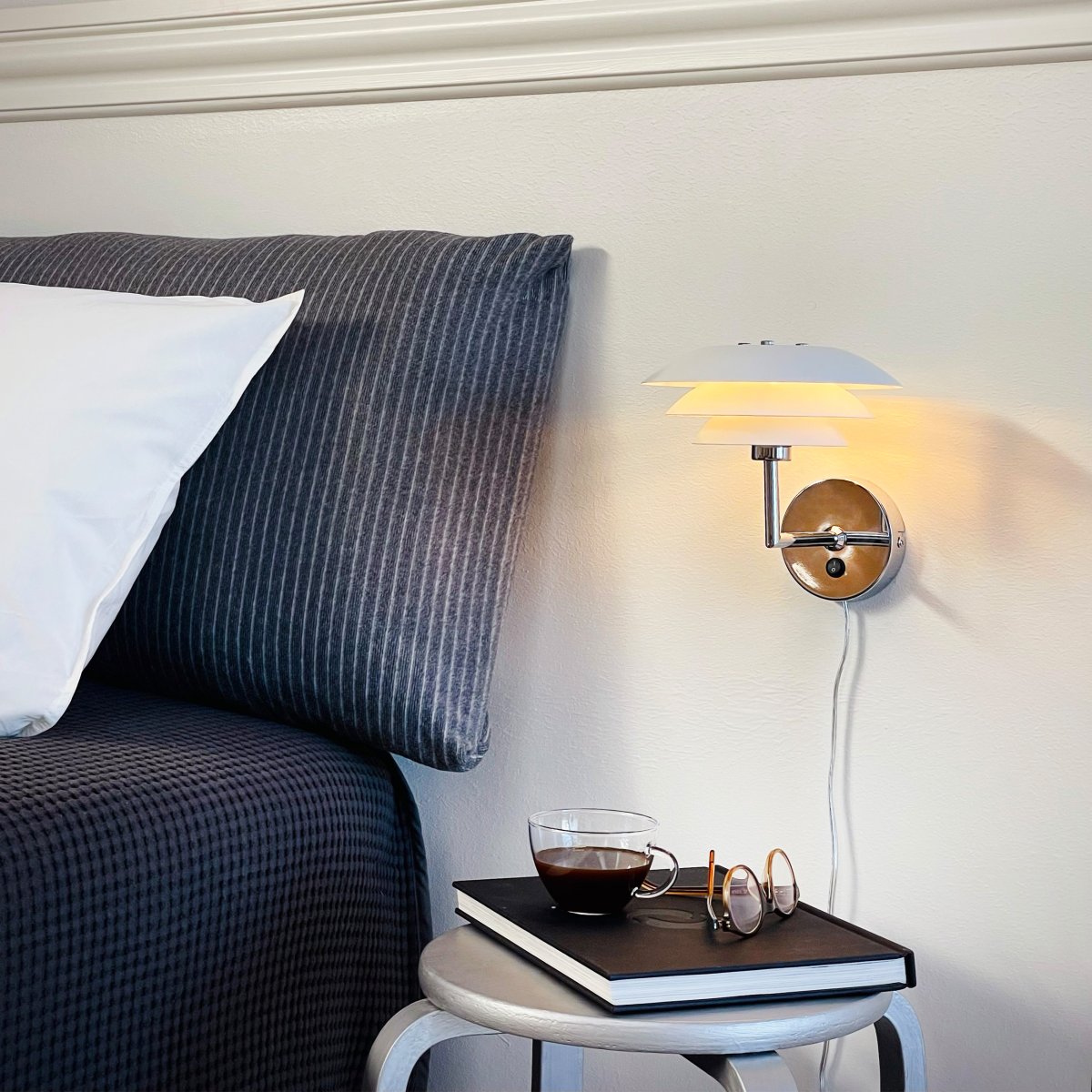 DL20 Blanco lámpara de pared De Dyberg Larsen - Viene con un cable transparente de 1,6 m y un interruptor de encendido en el soporte de pared.