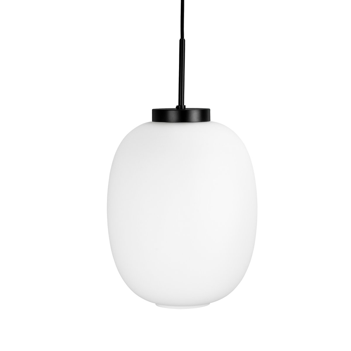 DL39 Ø25 Negro Lámpas de techo De Dyberg Larsen - La lámpara colgante presenta un diseño único con una suspensión de techo negra y una tapa de techo en contraste con el vidrio opalino soplado a mano.