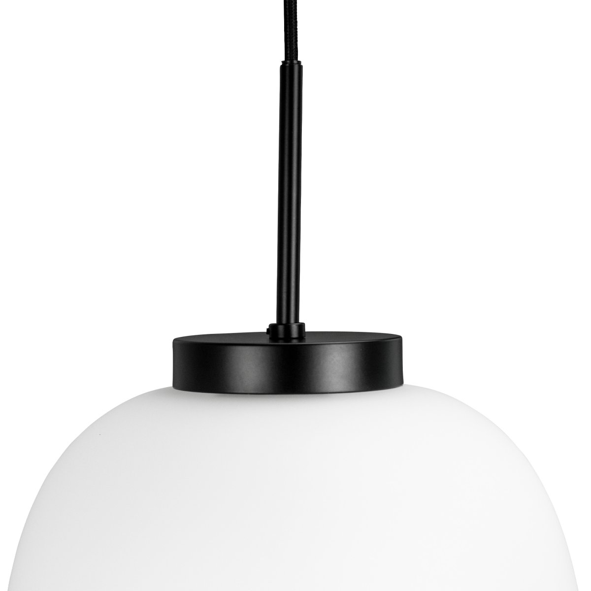 DL39 Ø25 Negro Lámpas de techo De Dyberg Larsen - La lámpara colgante presenta un diseño único con una suspensión de techo negra y una tapa de techo en contraste con el vidrio opalino soplado a mano.