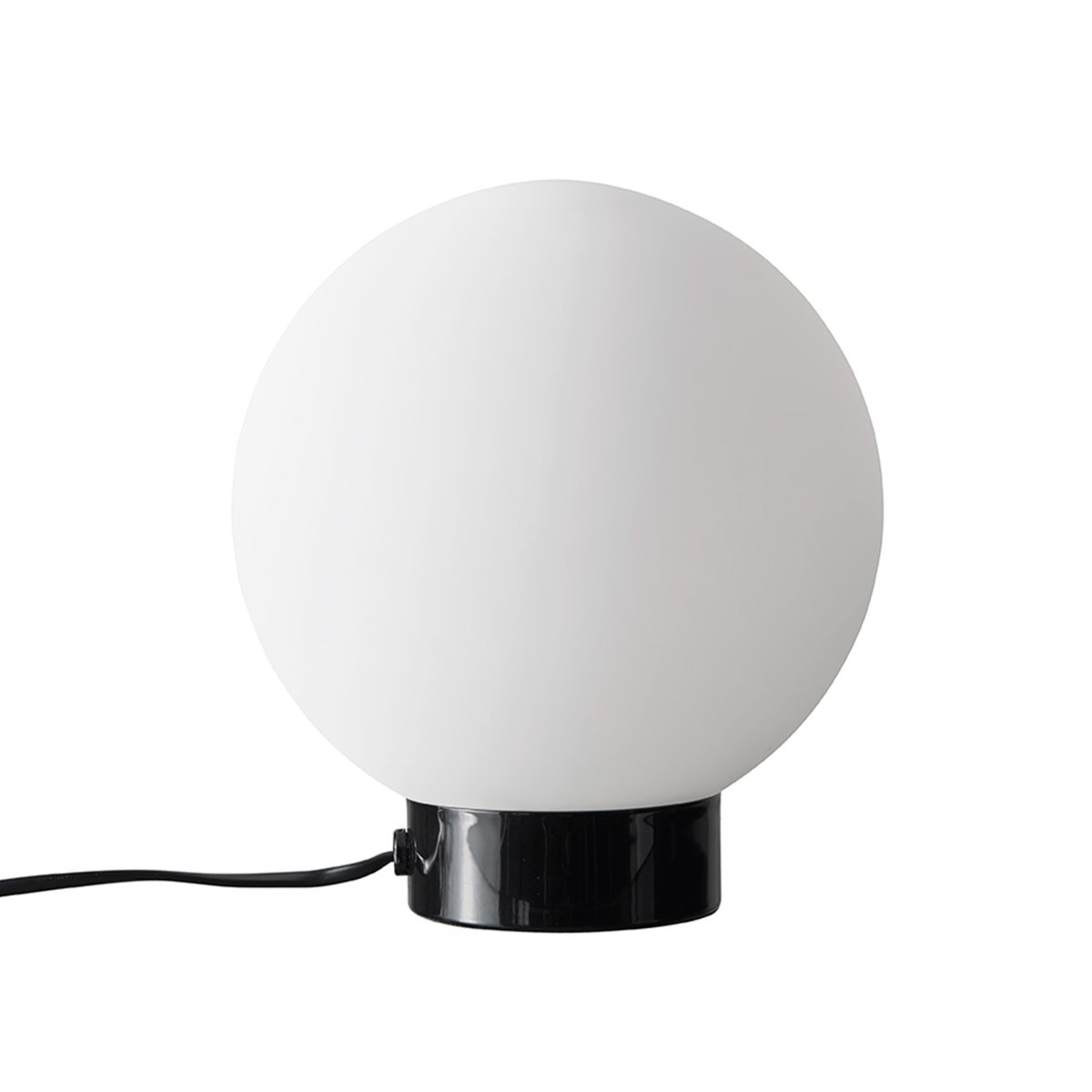 Barcelona 23cm Negro de alto brillo lámpara de mesa De Dyberg Larsen - Esta lámpara versátil encaja perfectamente en la mesa auxiliar o en la estantería de la sala de estar y como lámpara de noche en el dormitorio.