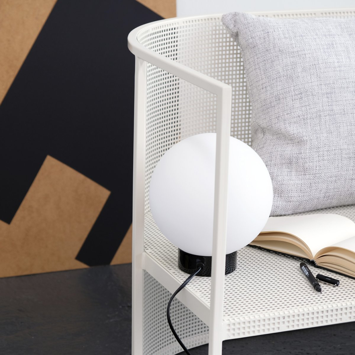 Barcelona 23cm Negro de alto brillo lámpara de mesa De Dyberg Larsen - Esta lámpara versátil encaja perfectamente en la mesa auxiliar o en la estantería de la sala de estar y como lámpara de noche en el dormitorio.