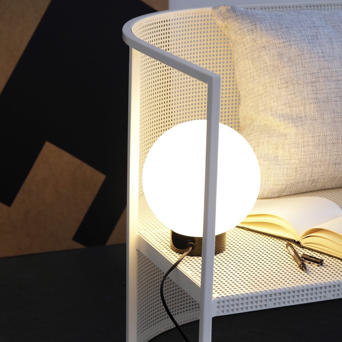 Barcelona 23cm Negro de alto brillo lámpara de mesa De Dyberg Larsen - Esta lámpara versátil encaja perfectamente en la mesa auxiliar o en la estantería de la sala de estar y como lámpara de noche en el dormitorio.