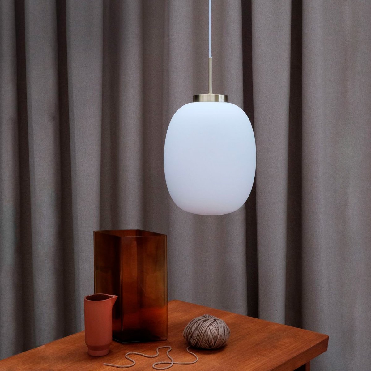 DL39 Ø25 Latón Lámpas de techo De Dyberg Larsen - La combinaci&oacute;n de cristal opalino y lat&oacute;n lo convierte en un detalle decorativo de decoraci&oacute;n en el hogar.