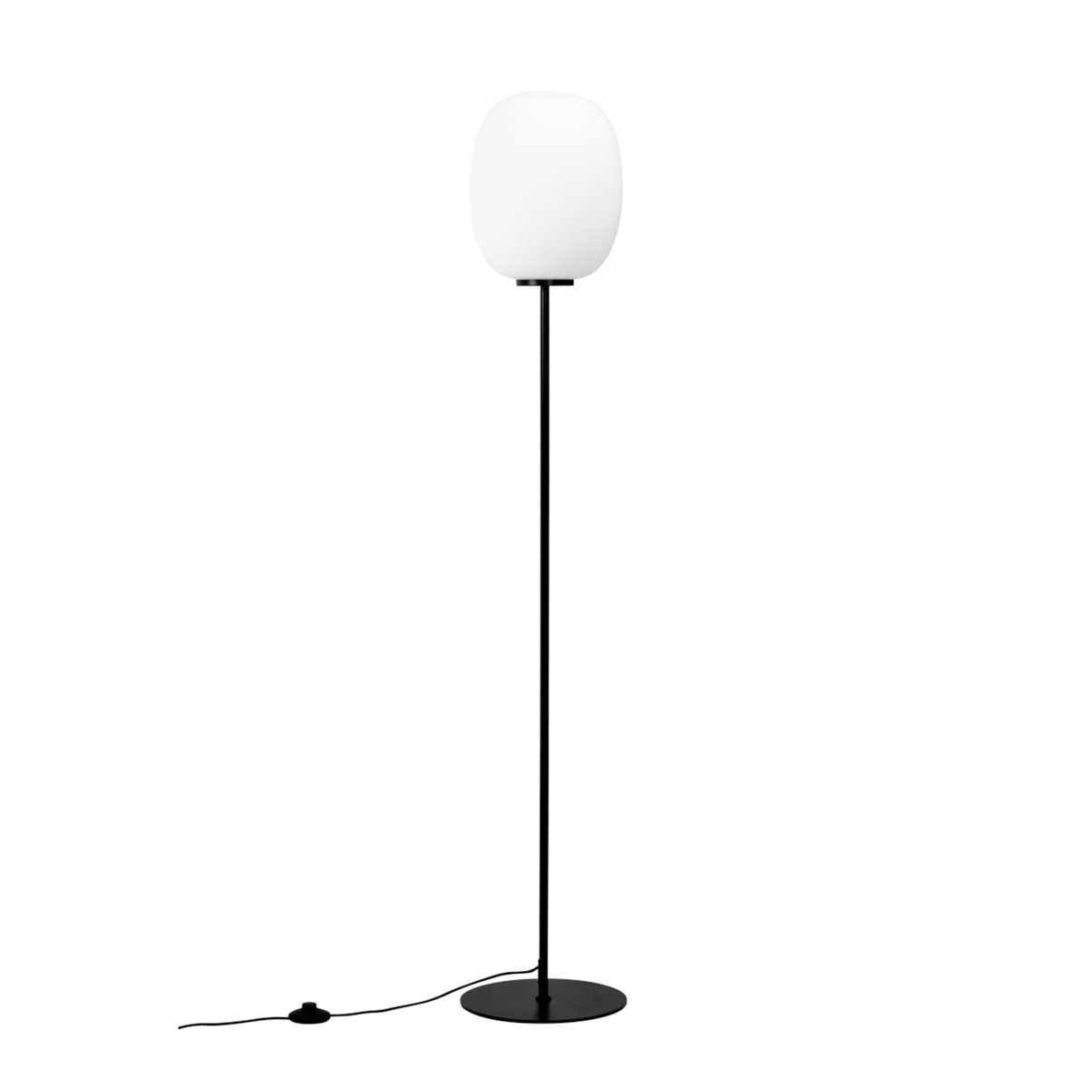 DL39 Negro lámpara de pie De Dyberg Larsen - La lámpara de pie tiene su propia expresión, con la base de metal negro que contrasta con el cristal opalino.