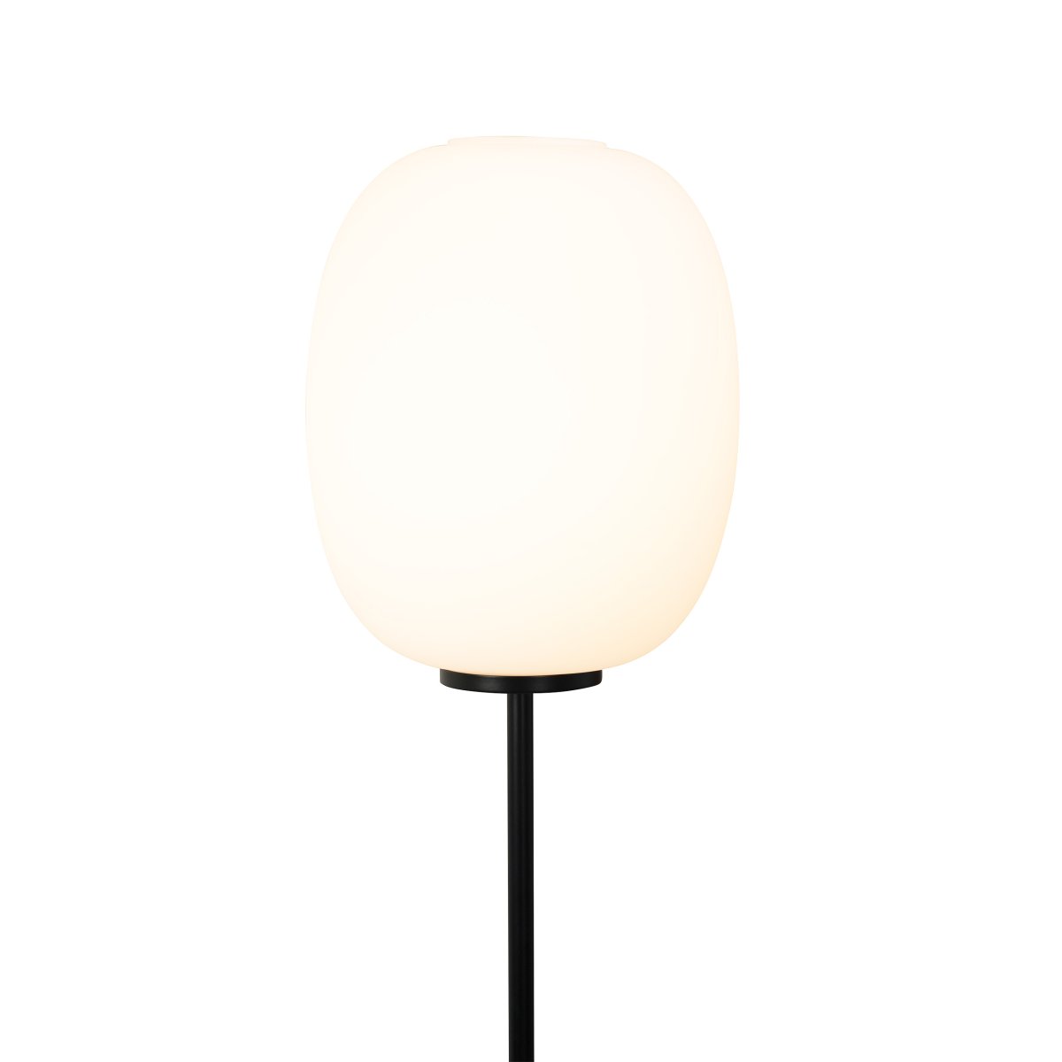 DL39 Negro lámpara de pie De Dyberg Larsen - La lámpara de pie tiene su propia expresión, con la base de metal negro que contrasta con el cristal opalino.