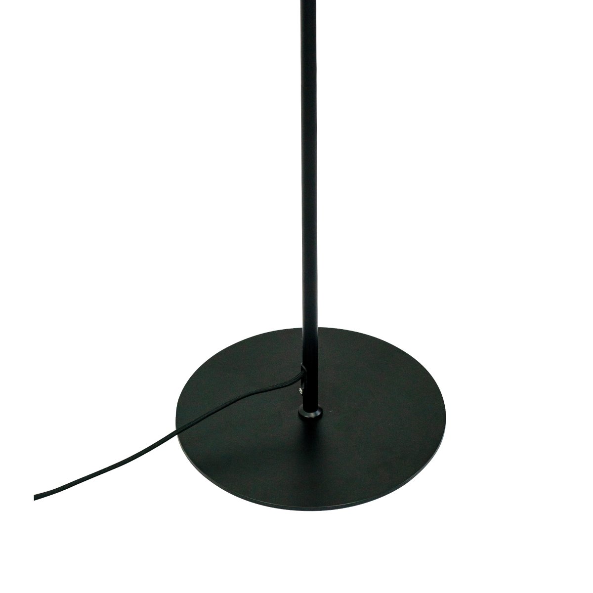 DL39 Negro lámpara de pie De Dyberg Larsen - La lámpara de pie tiene su propia expresión, con la base de metal negro que contrasta con el cristal opalino.