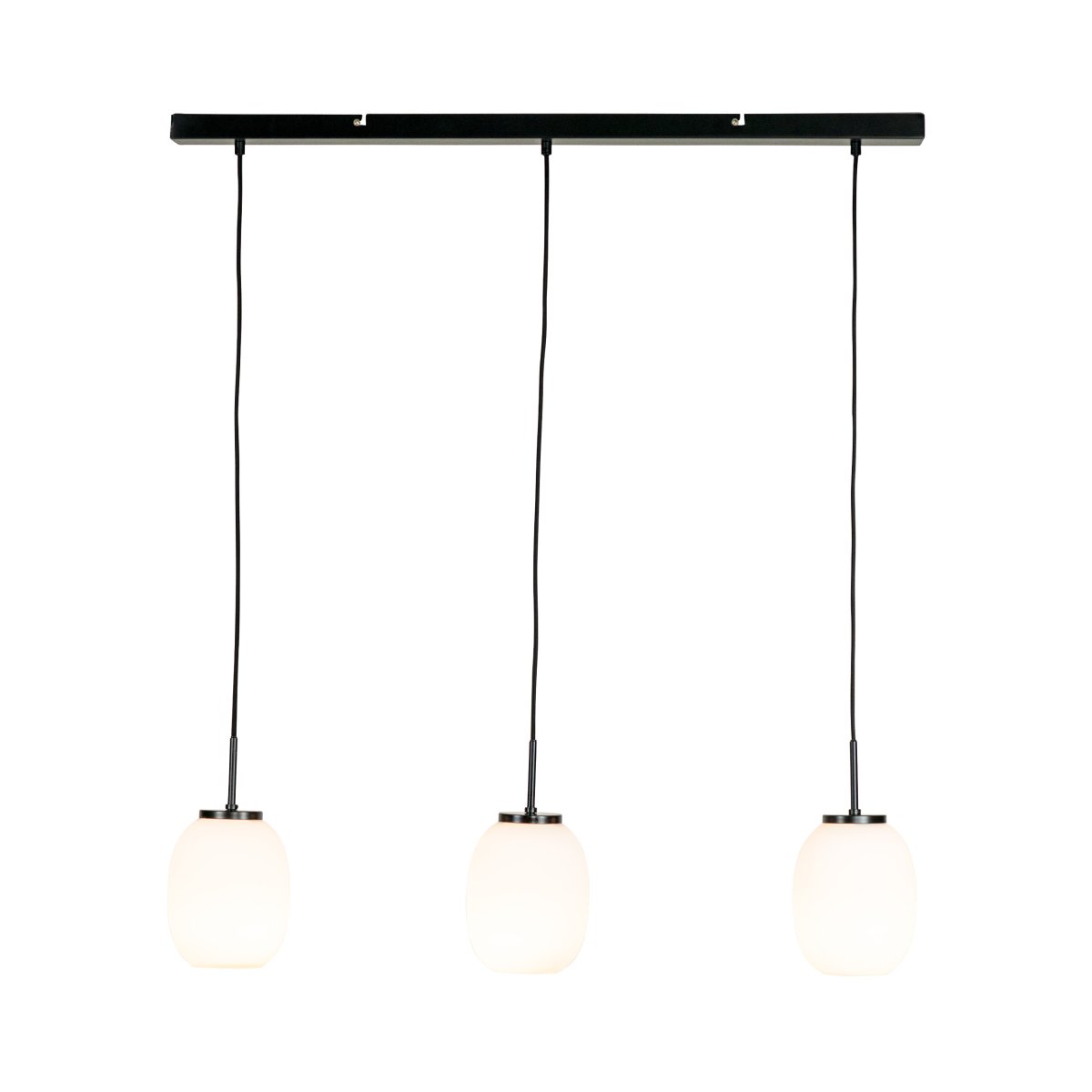 DL39 90cm Ópalo Lámpas de techo De Dyberg Larsen - Los tres paneles de vidrio están montados sobre un riel de techo negro con un cordón textil negro.