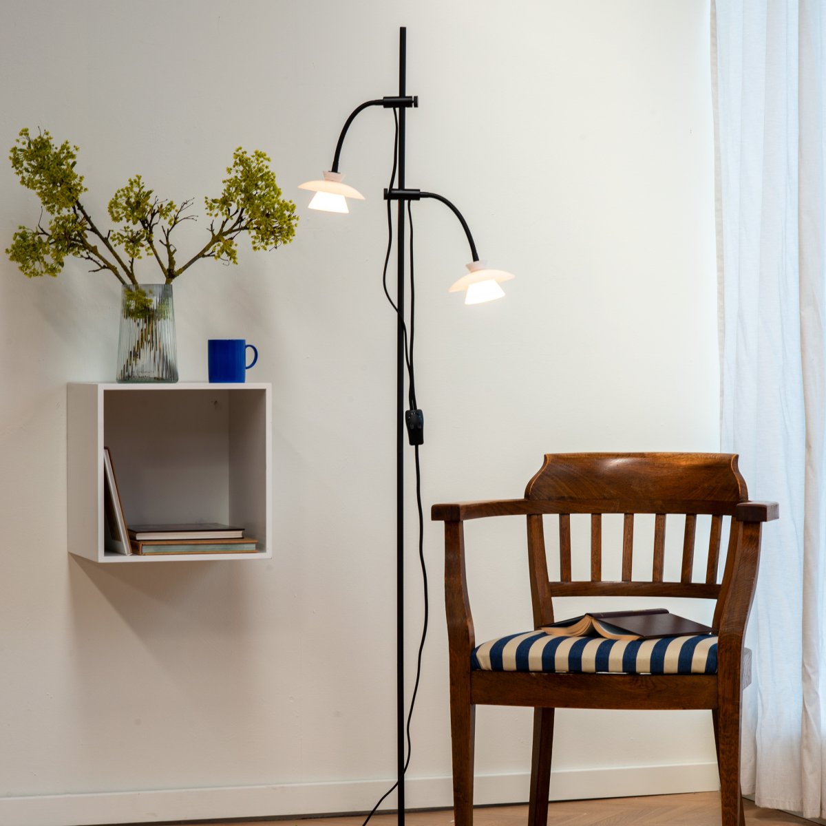 Valby Negro lámpara de pie De Dyberg Larsen - La lámpara de pie Valby, de cristal opalino con base de metal negro, es una lámpara elegante y clásica que se adapta a cualquier hogar.