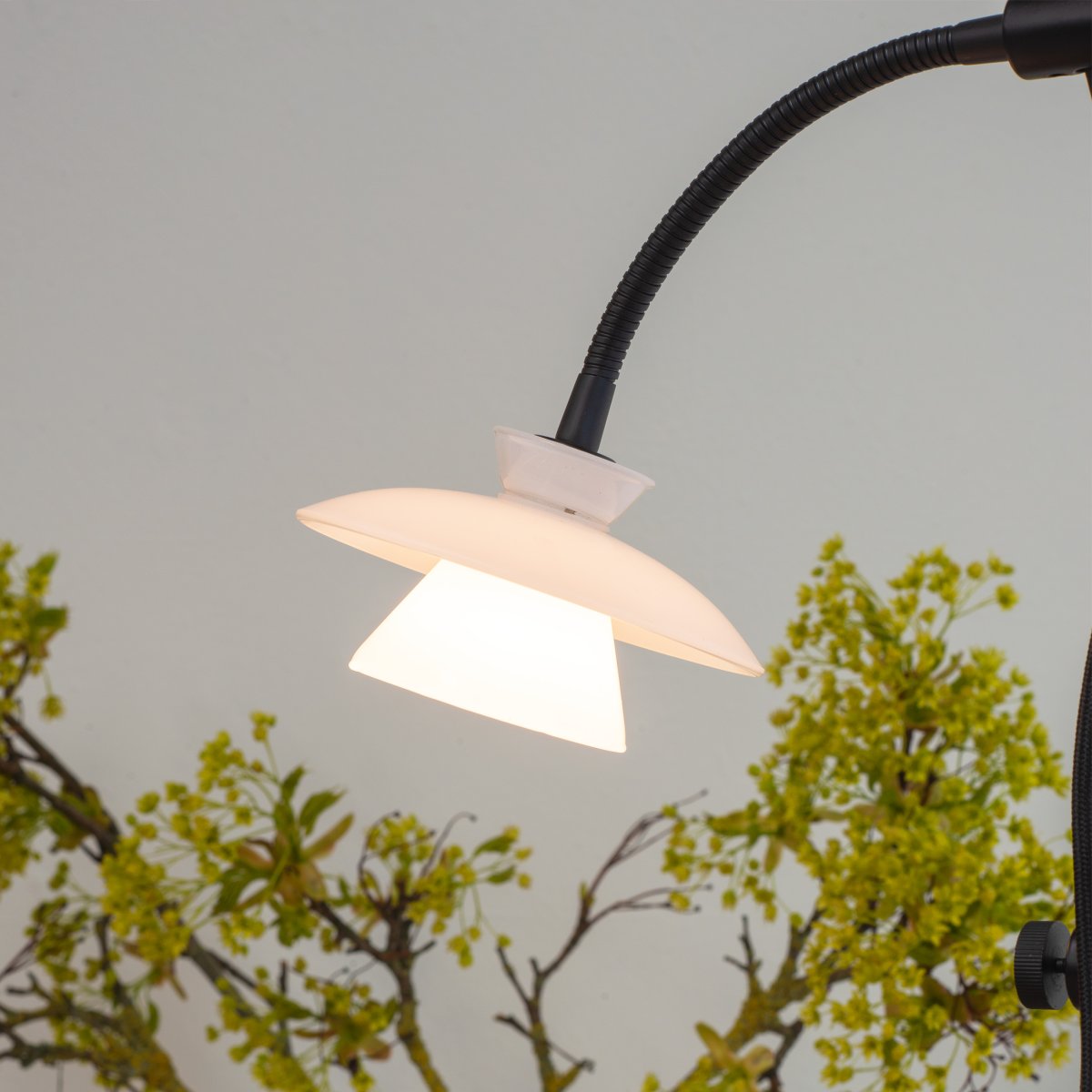 Valby Negro lámpara de pie De Dyberg Larsen - La lámpara de pie Valby, de cristal opalino con base de metal negro, es una lámpara elegante y clásica que se adapta a cualquier hogar.