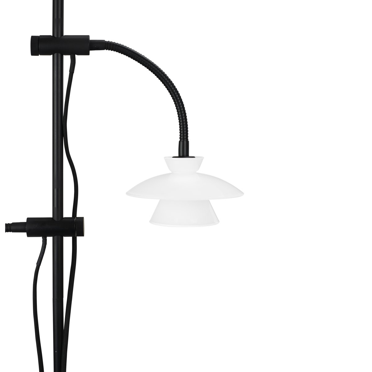Valby Negro lámpara de pie De Dyberg Larsen - La lámpara de pie Valby, de cristal opalino con base de metal negro, es una lámpara elegante y clásica que se adapta a cualquier hogar.