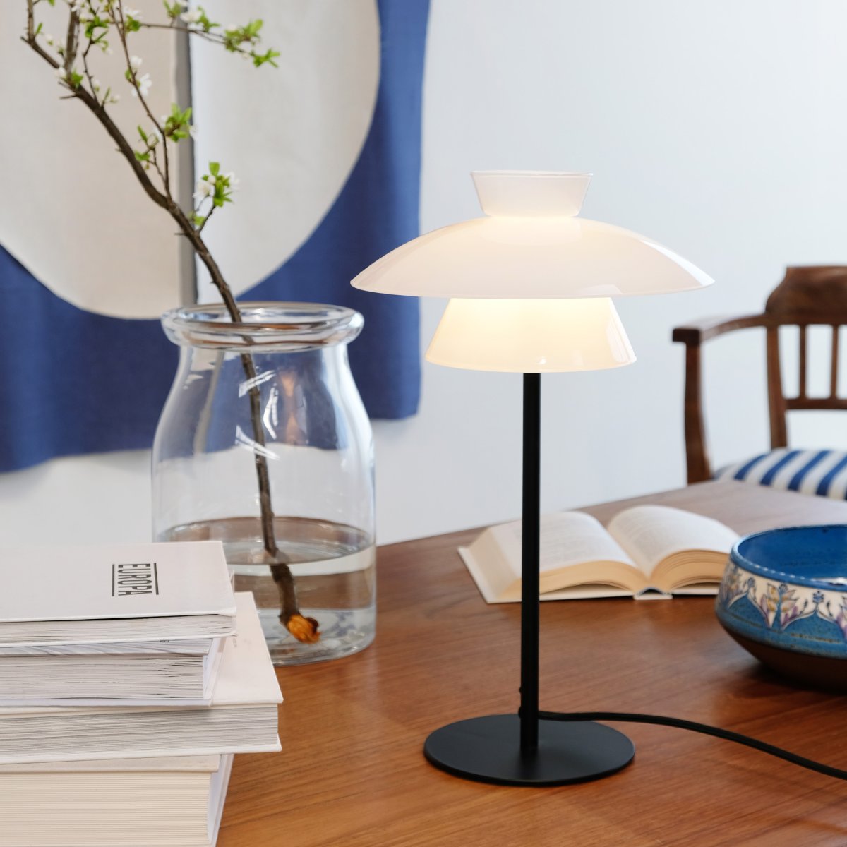 Valby 40cm Negro lámpara de mesa De Dyberg Larsen - Se suministra con cable textil negro de 2 m de longitud e interruptor de encendido.
